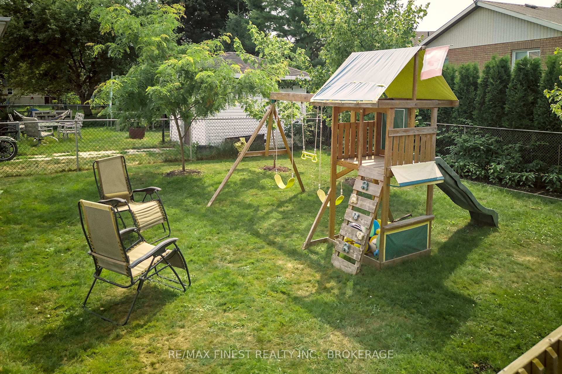 Photo 24 of 23 Dauphin Avenue, Kingston, Rideau — HOMEH
