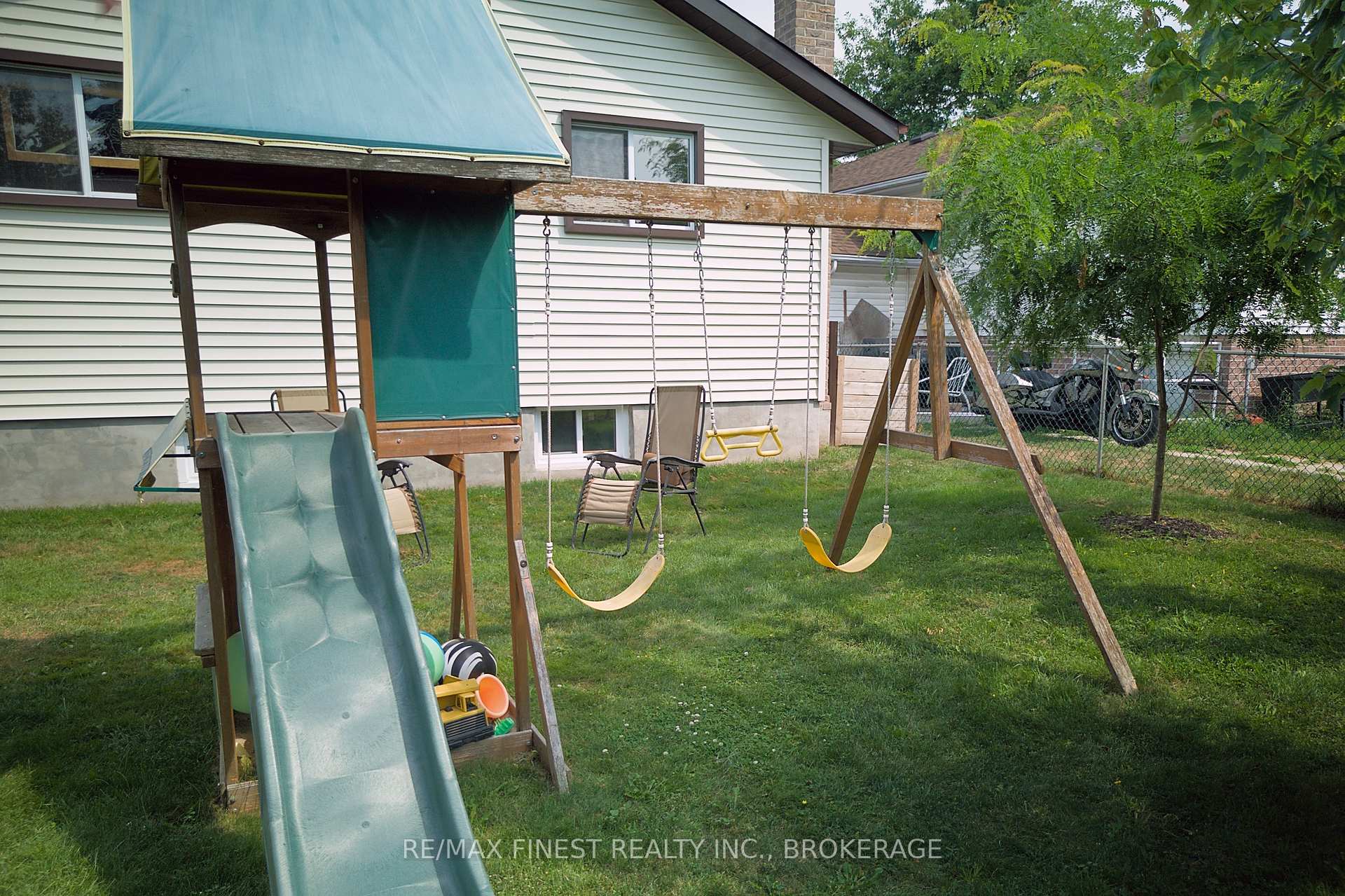Photo 25 of 23 Dauphin Avenue, Kingston, Rideau — HOMEH