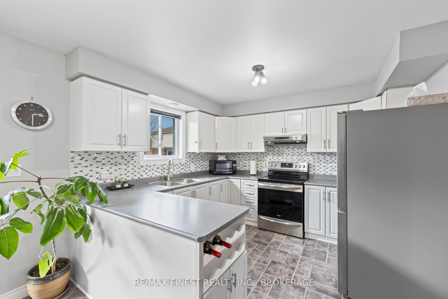 Photo 8 of 525 Citation Crescent, Kingston, City Southwest — HOMEH