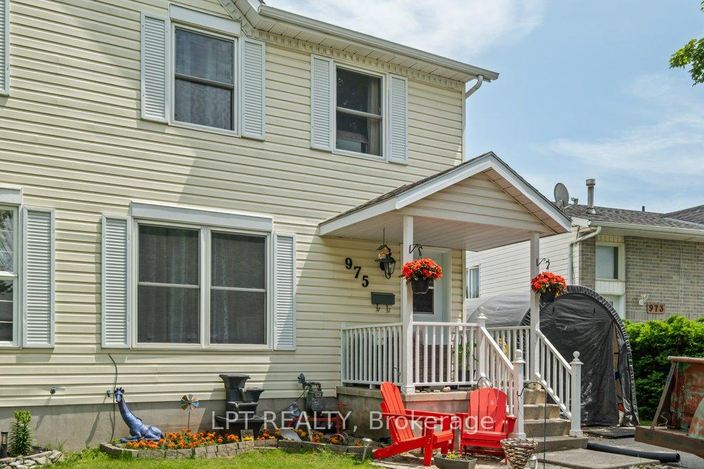 Front of 975 Warburton Crescent