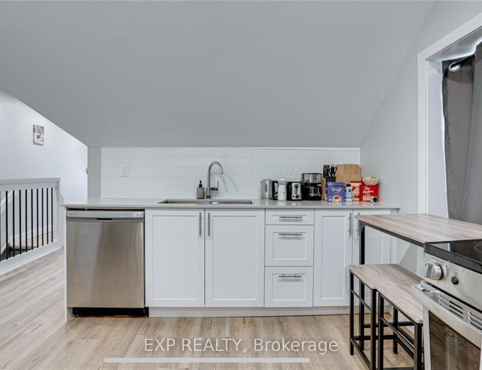 Photo 5 of Unit 4, 102 Wellington Street N, Hamilton, Landsdale — HOMEH