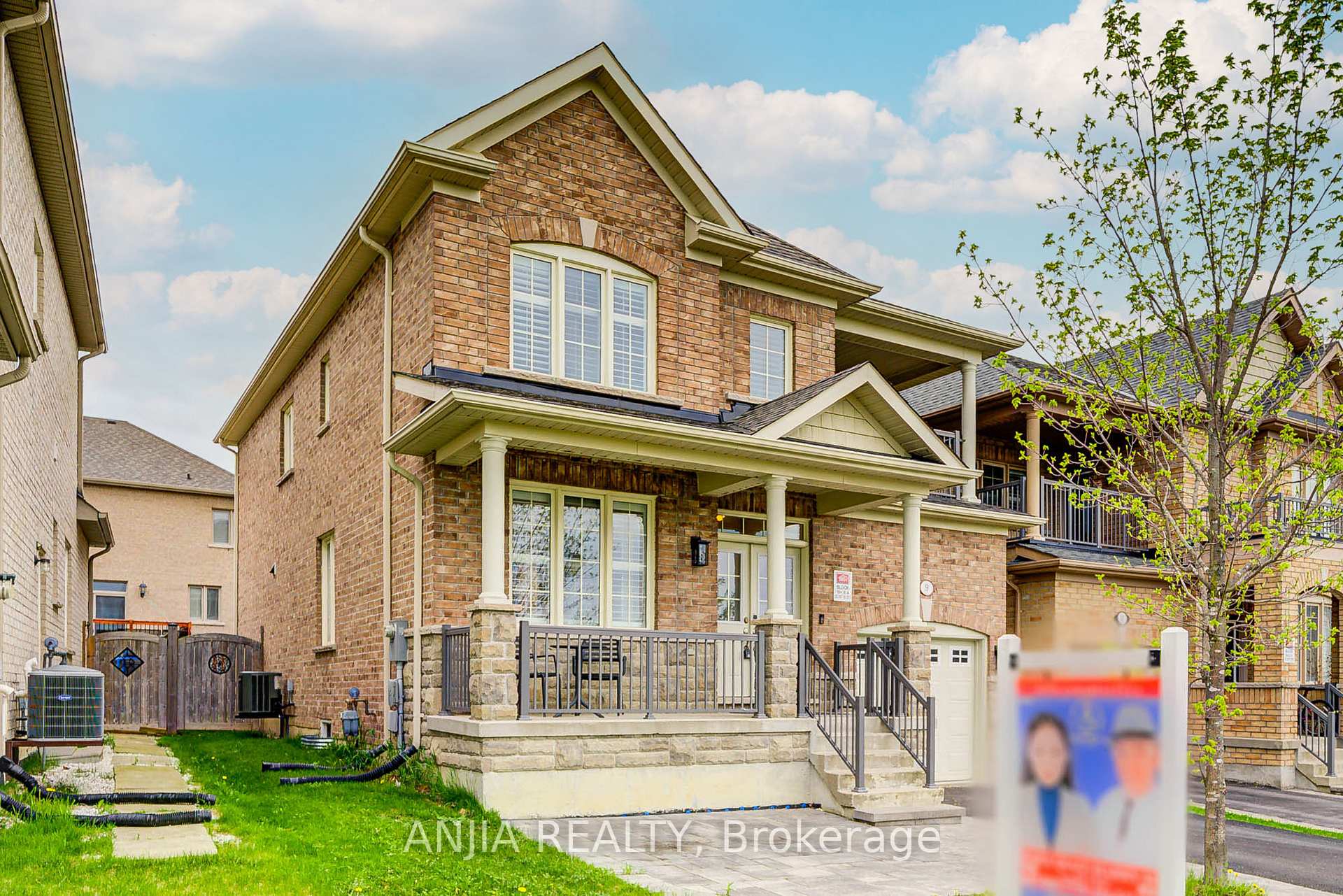 Photo 2 of 9 Desjardin Drive, Markham, Greensborough — HOMEH