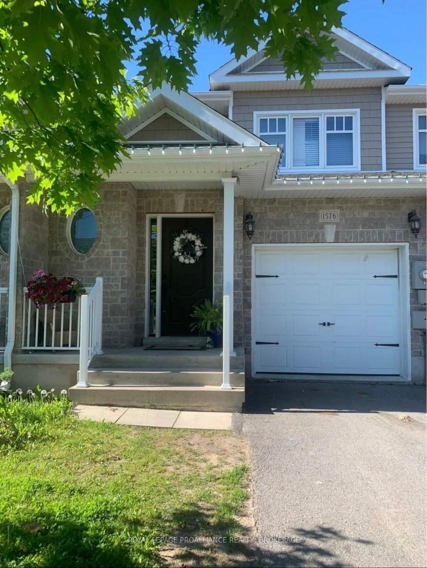 Front of 1576 Crimson Crescent