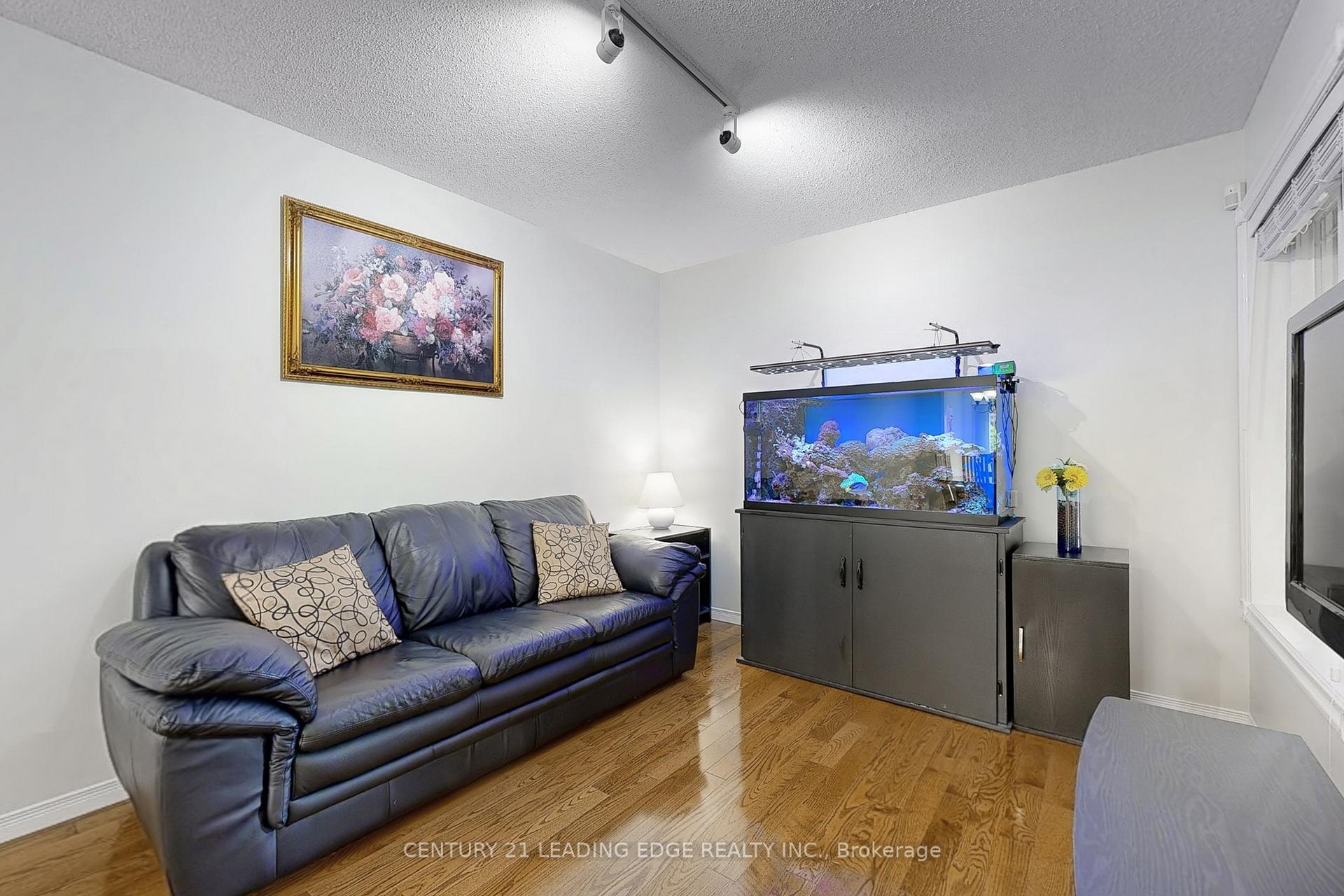Photo 8 of 55 Sophia Road, Markham, Middlefield — HOMEH