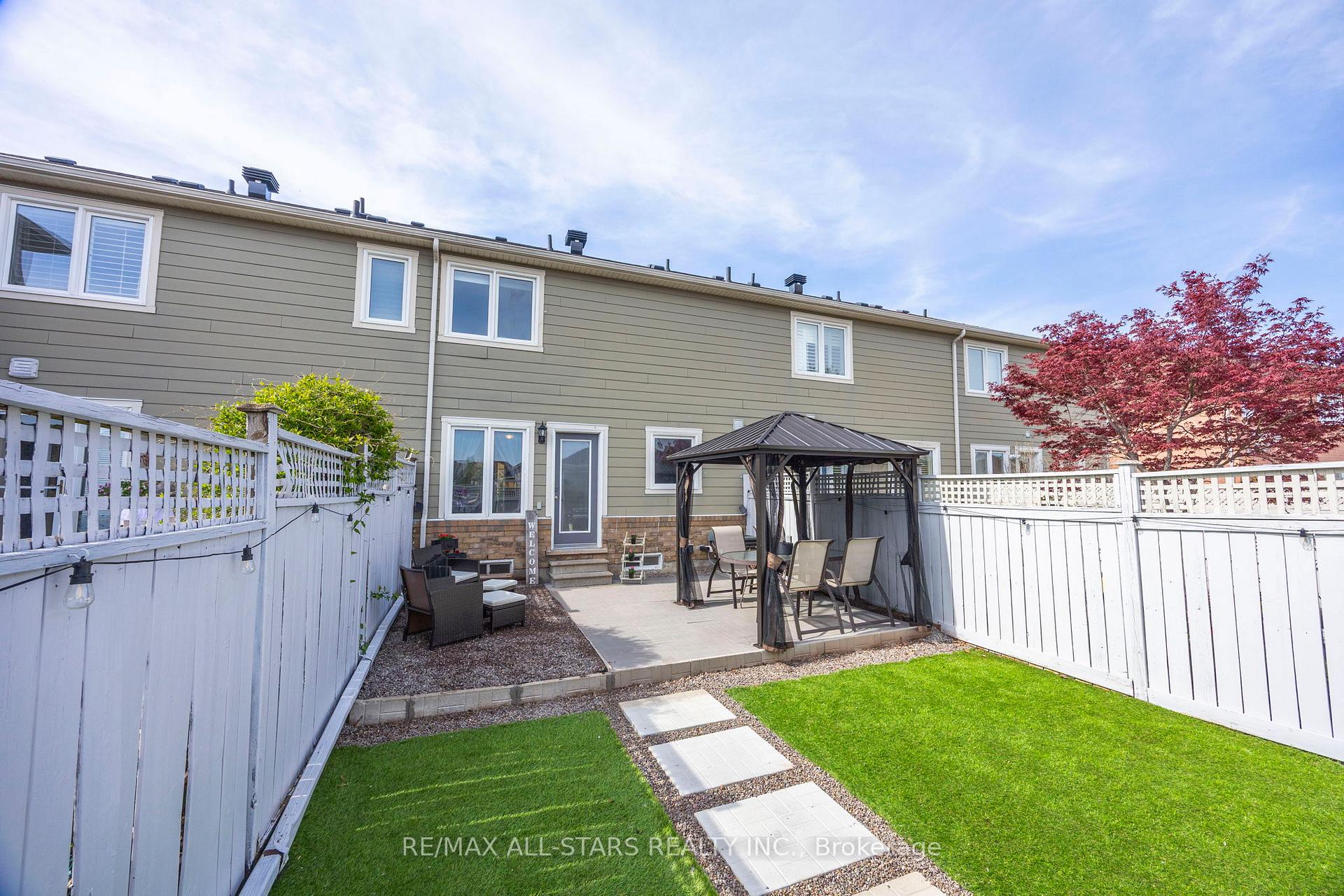 Photo 2 of 68 Gas Lamp Lane, Markham, Cornell — HOMEH