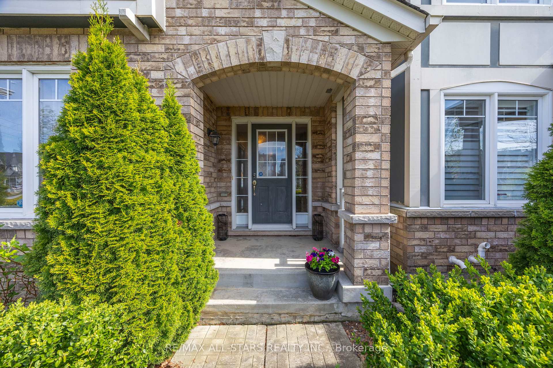 Photo 3 of 68 Gas Lamp Lane, Markham, Cornell — HOMEH