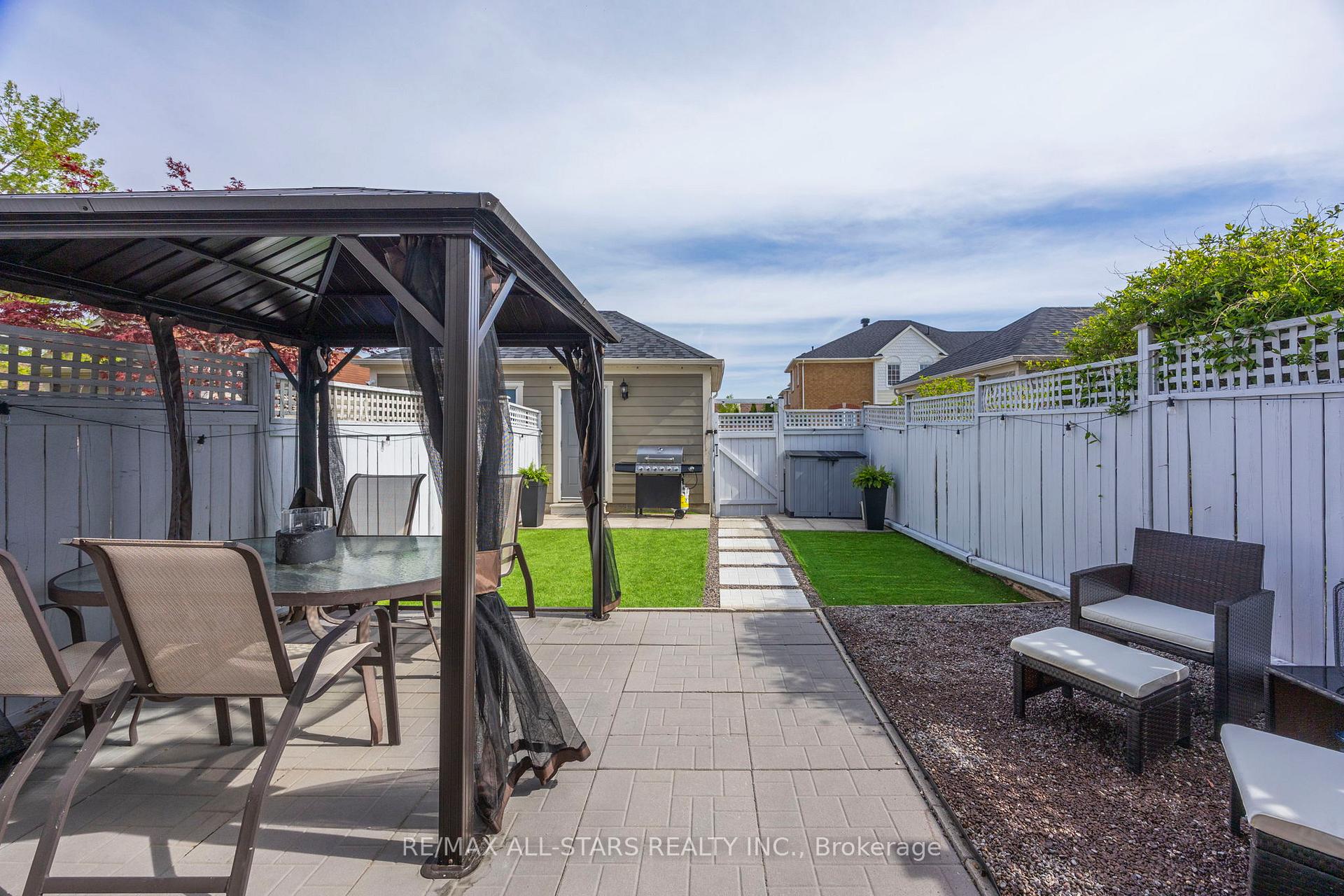 Photo 5 of 68 Gas Lamp Lane, Markham, Cornell — HOMEH