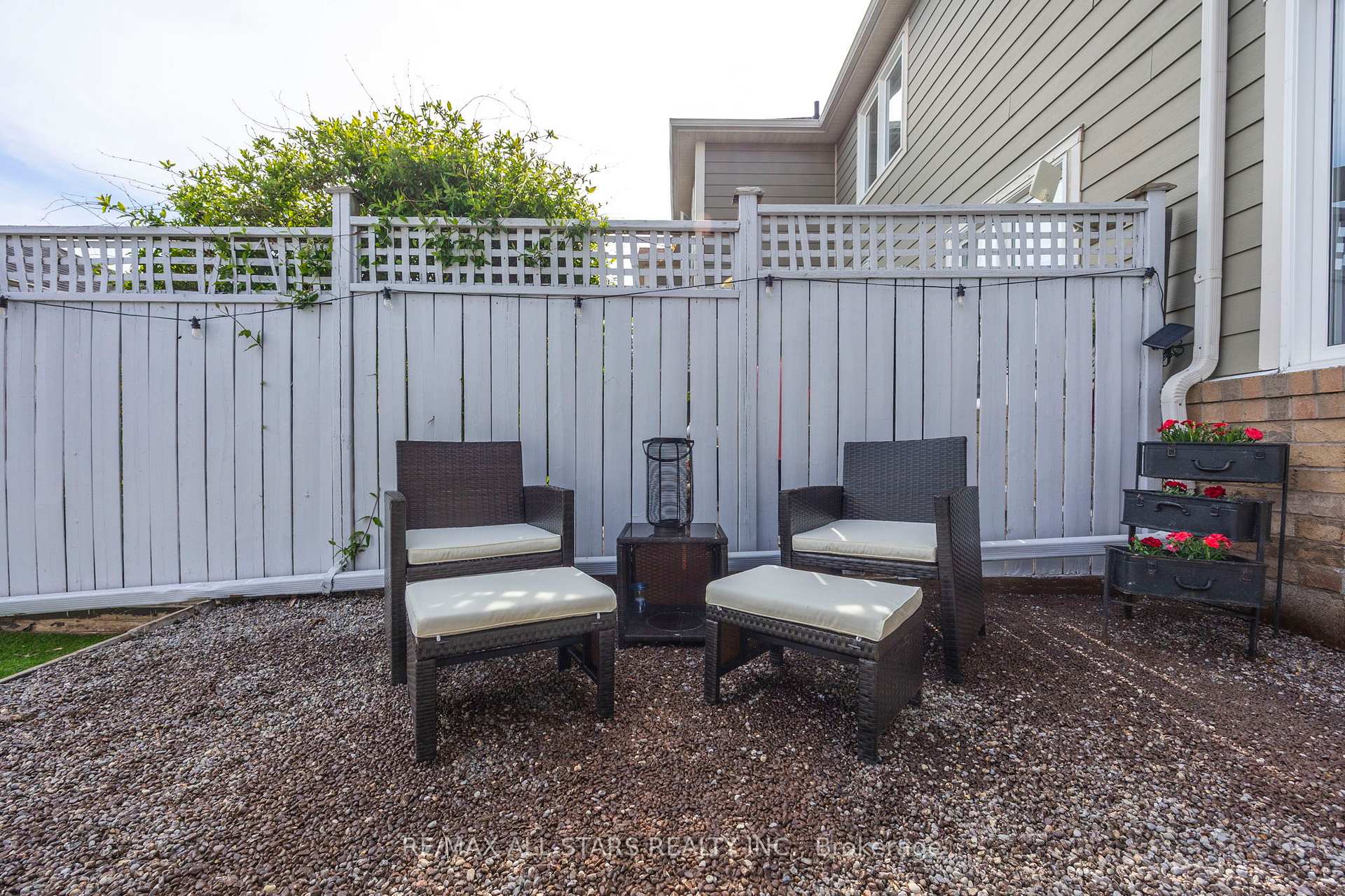 Photo 6 of 68 Gas Lamp Lane, Markham, Cornell — HOMEH