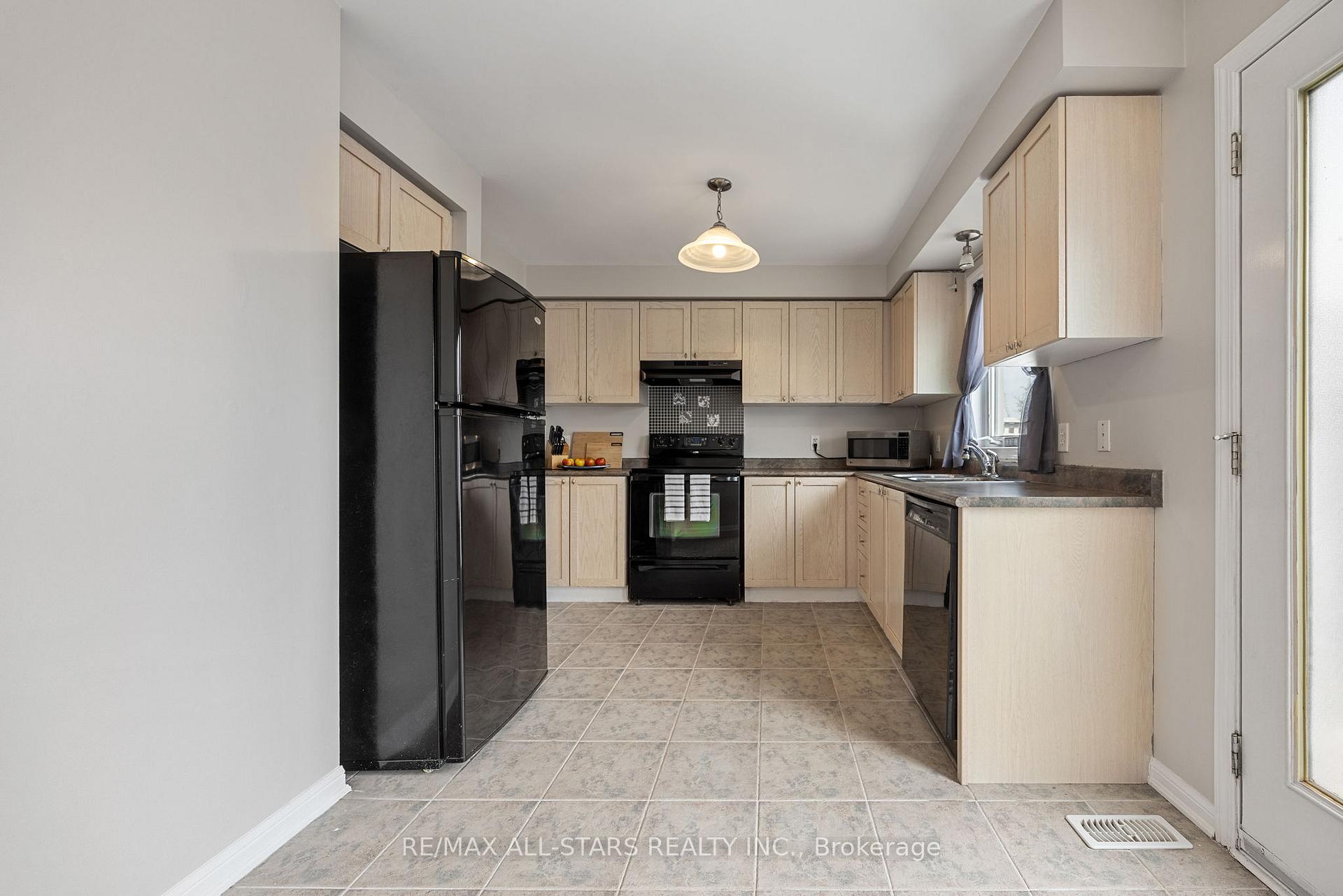 Photo 7 of 68 Gas Lamp Lane, Markham, Cornell — HOMEH