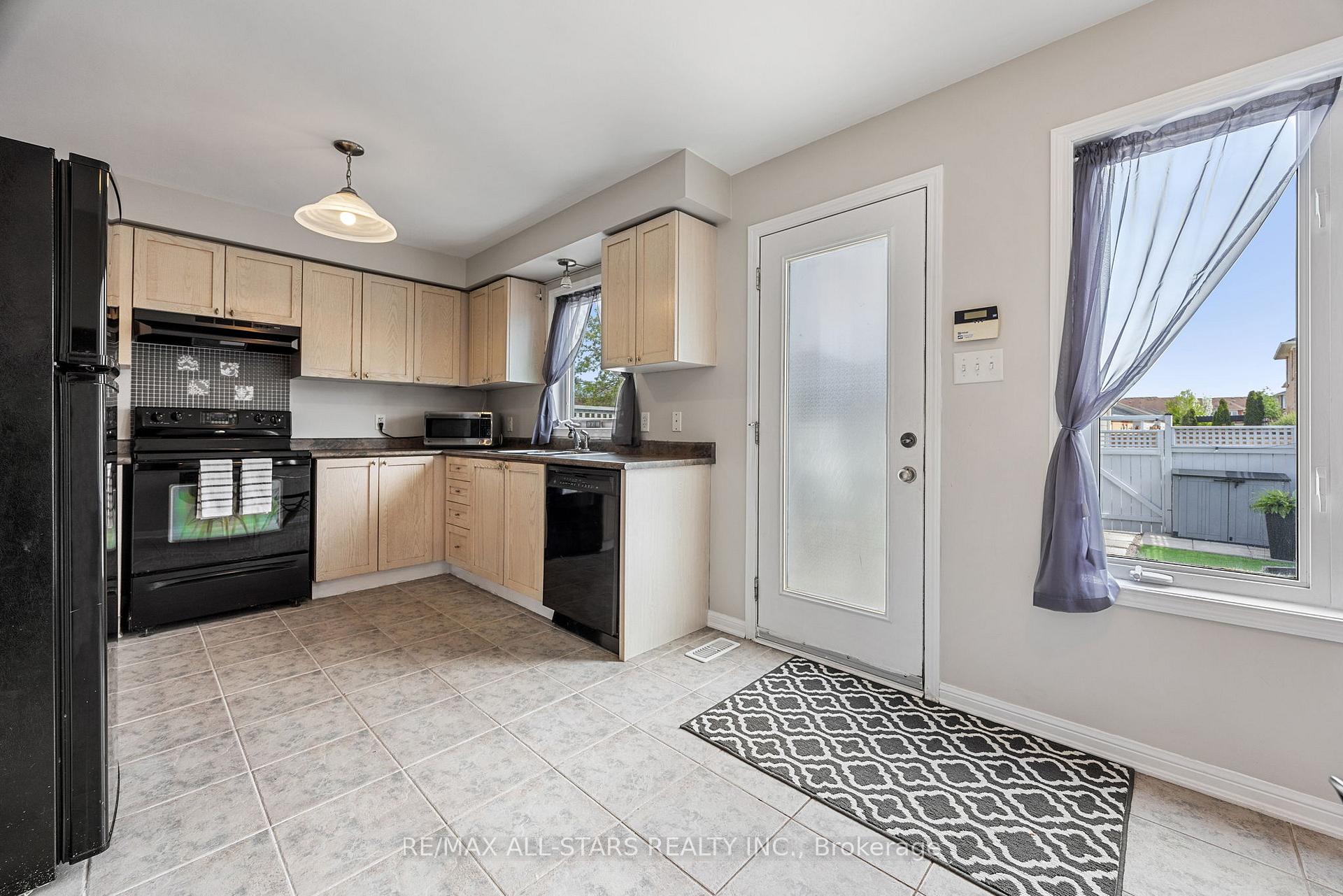 Photo 8 of 68 Gas Lamp Lane, Markham, Cornell — HOMEH