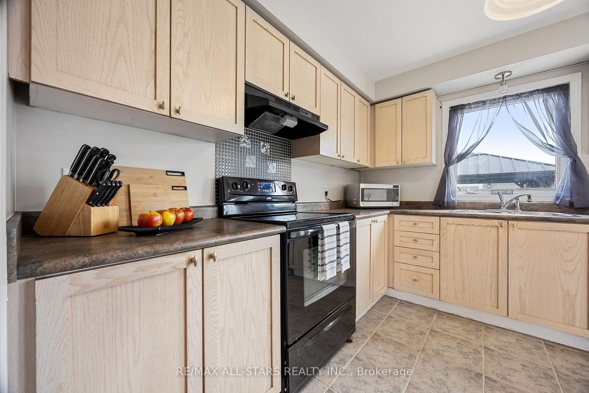 Photo 9 of 68 Gas Lamp Lane, Markham, Cornell — HOMEH