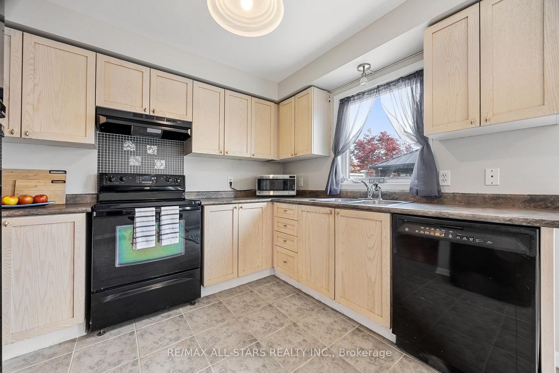 Photo 10 of 68 Gas Lamp Lane, Markham, Cornell — HOMEH
