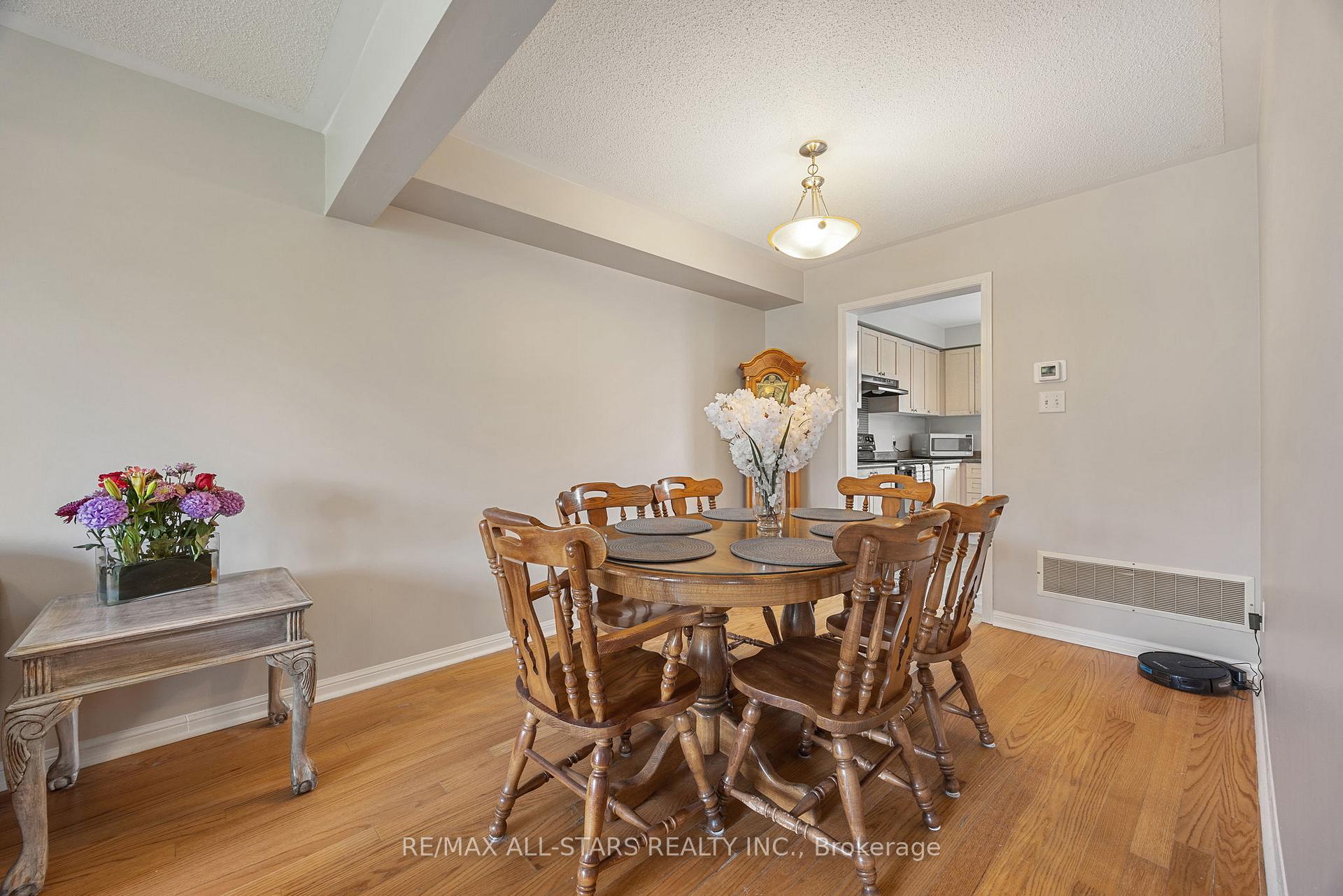Photo 12 of 68 Gas Lamp Lane, Markham, Cornell — HOMEH