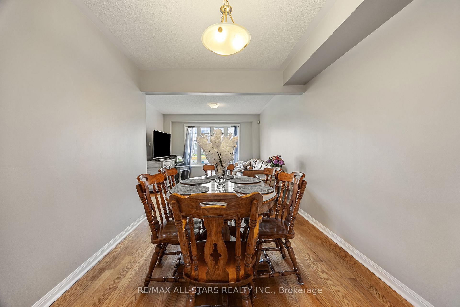 Photo 13 of 68 Gas Lamp Lane, Markham, Cornell — HOMEH