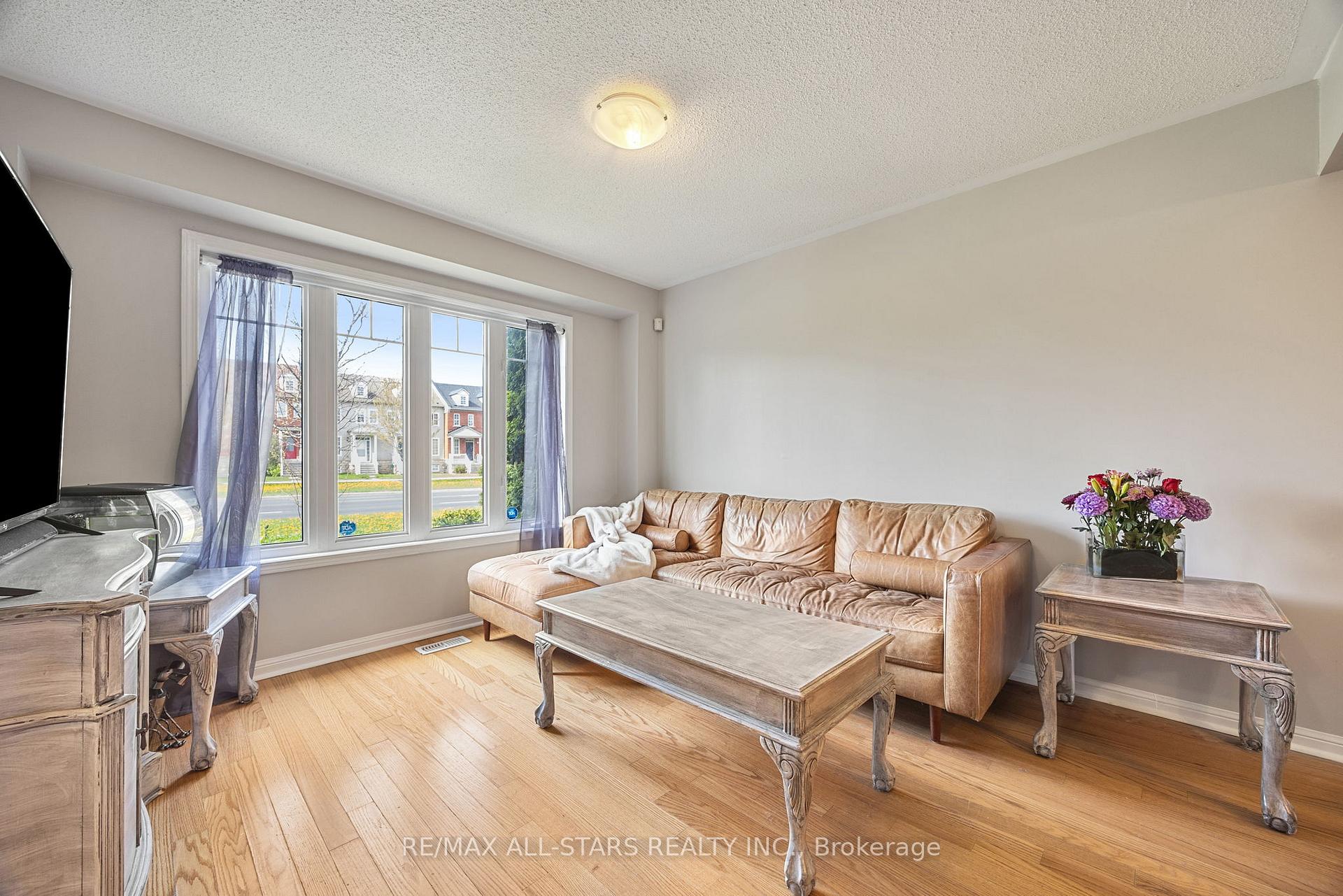 Photo 14 of 68 Gas Lamp Lane, Markham, Cornell — HOMEH