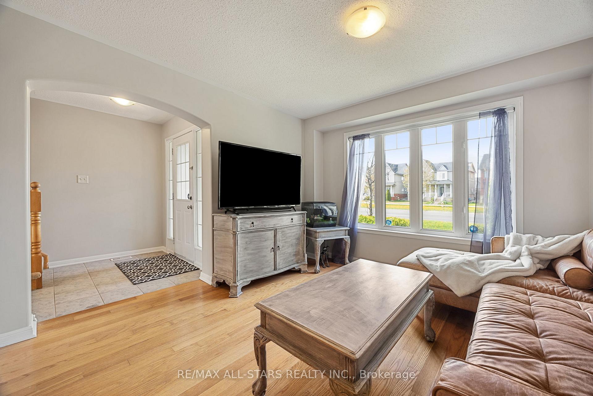 Photo 15 of 68 Gas Lamp Lane, Markham, Cornell — HOMEH