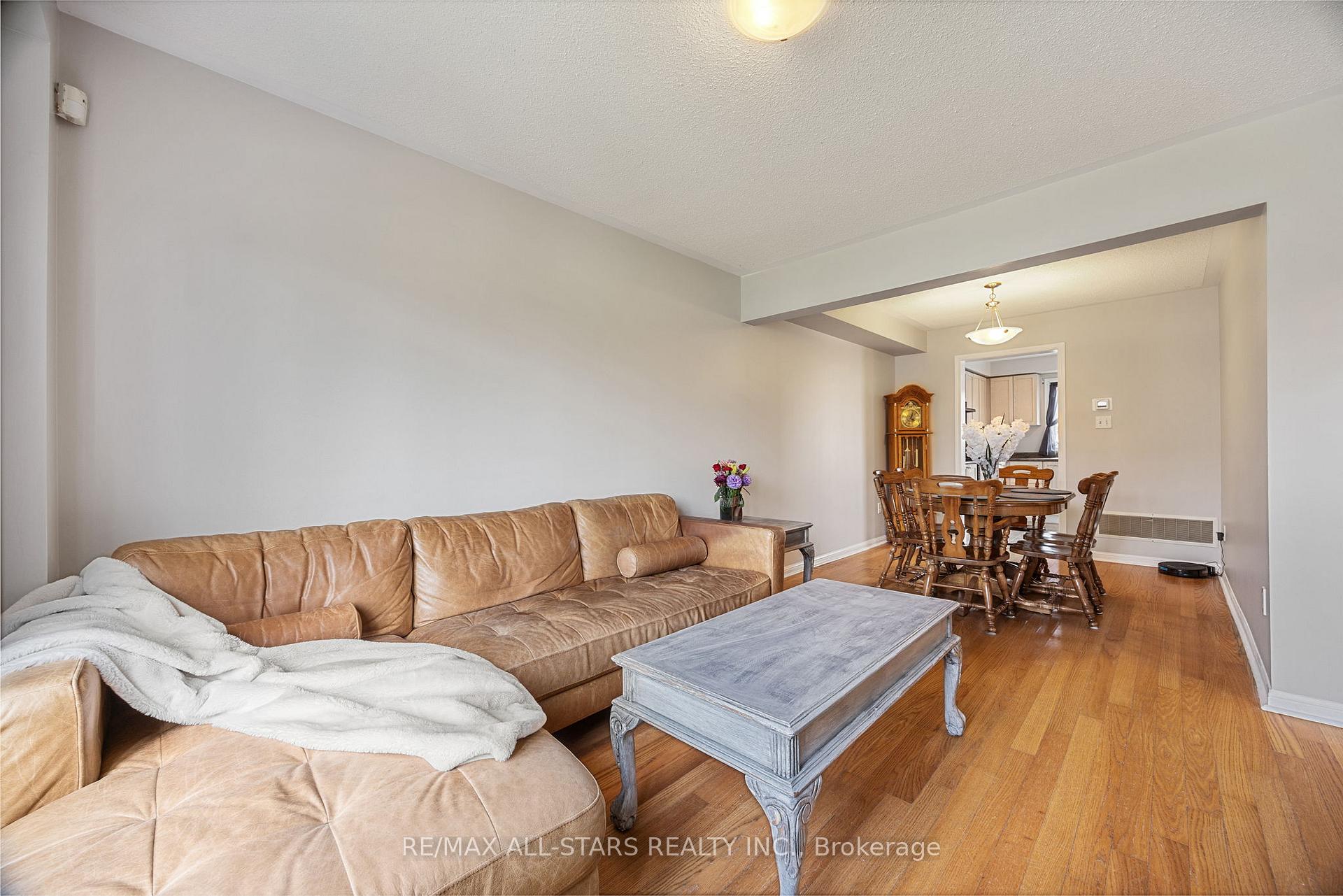 Photo 16 of 68 Gas Lamp Lane, Markham, Cornell — HOMEH