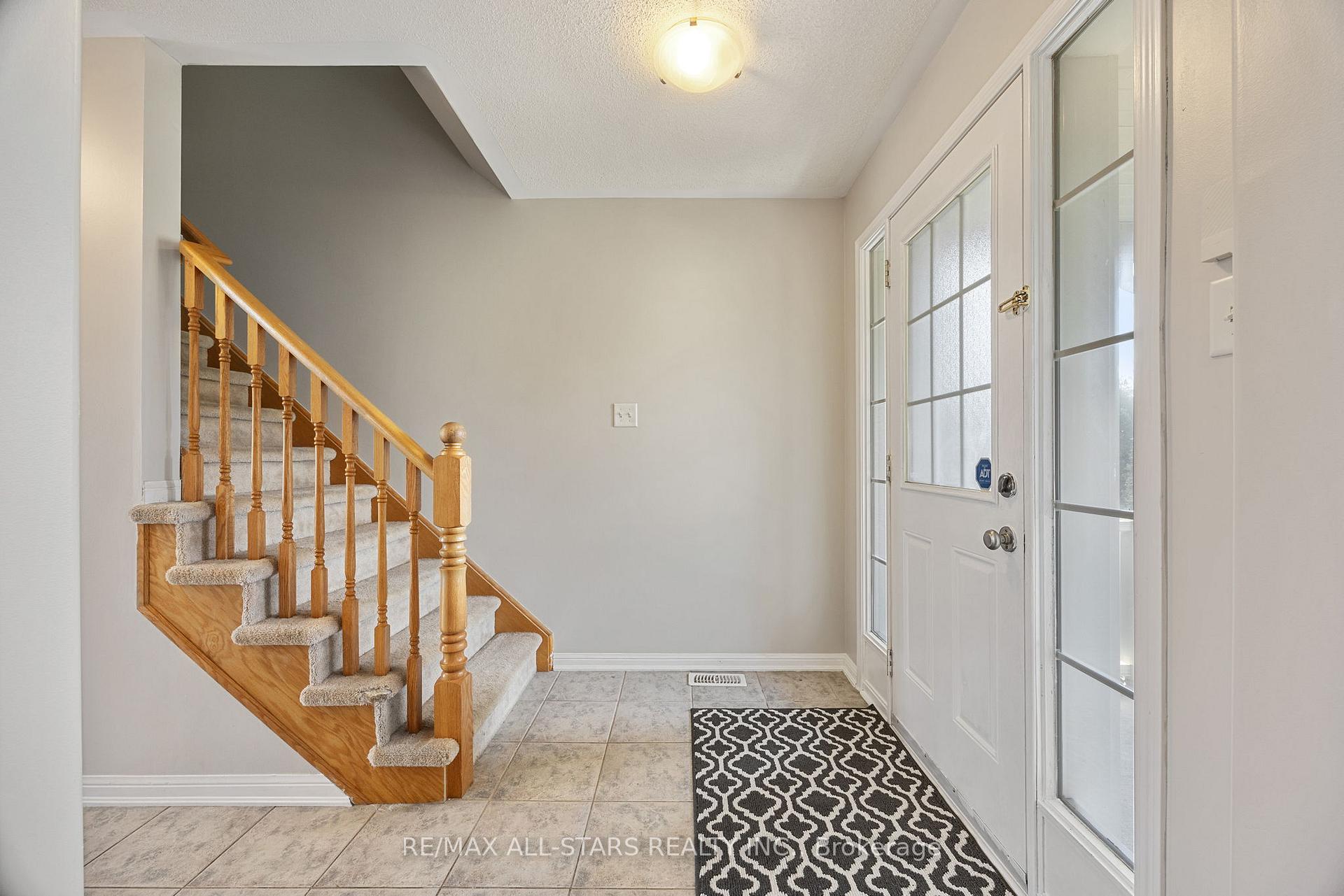 Photo 18 of 68 Gas Lamp Lane, Markham, Cornell — HOMEH