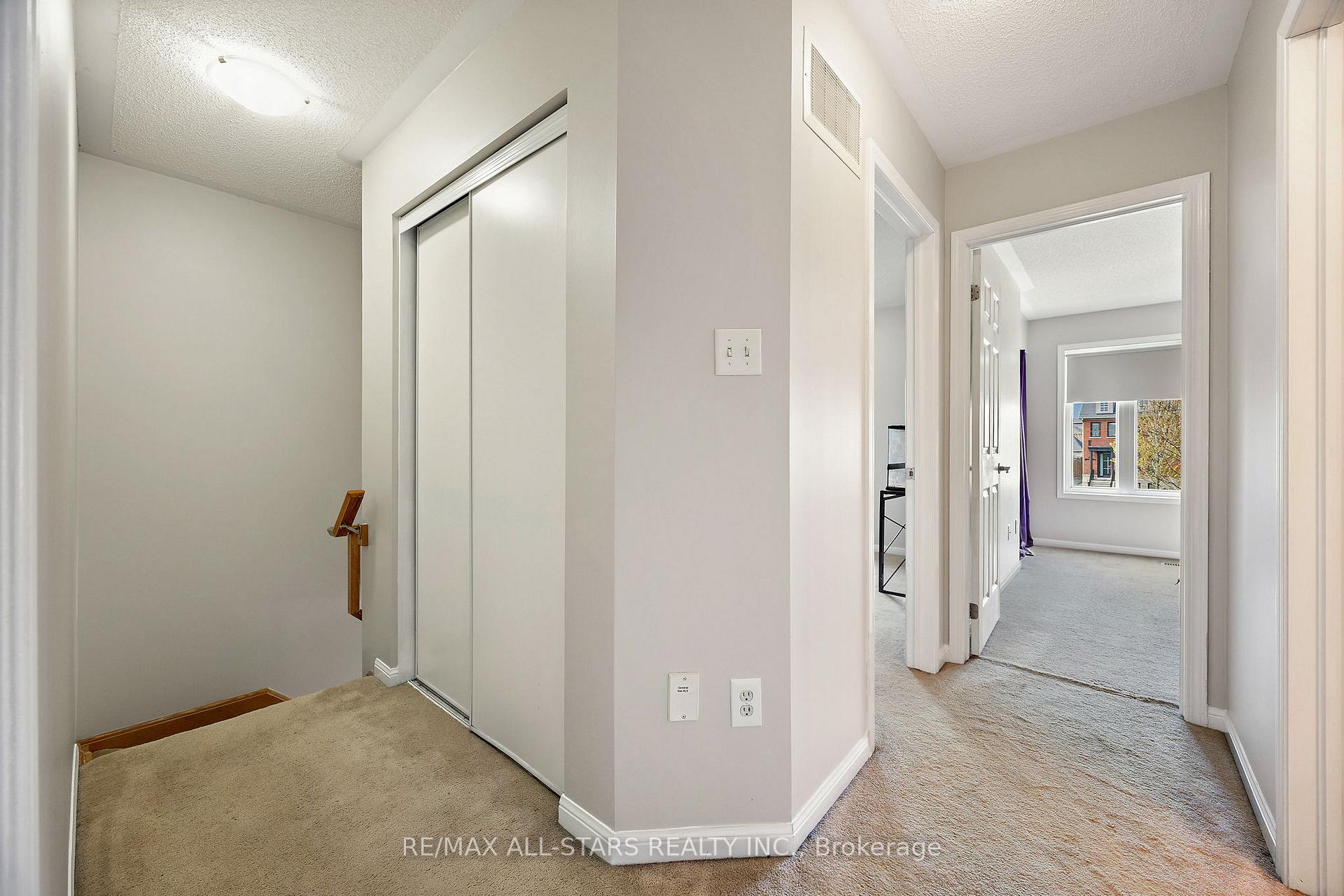 Photo 23 of 68 Gas Lamp Lane, Markham, Cornell — HOMEH