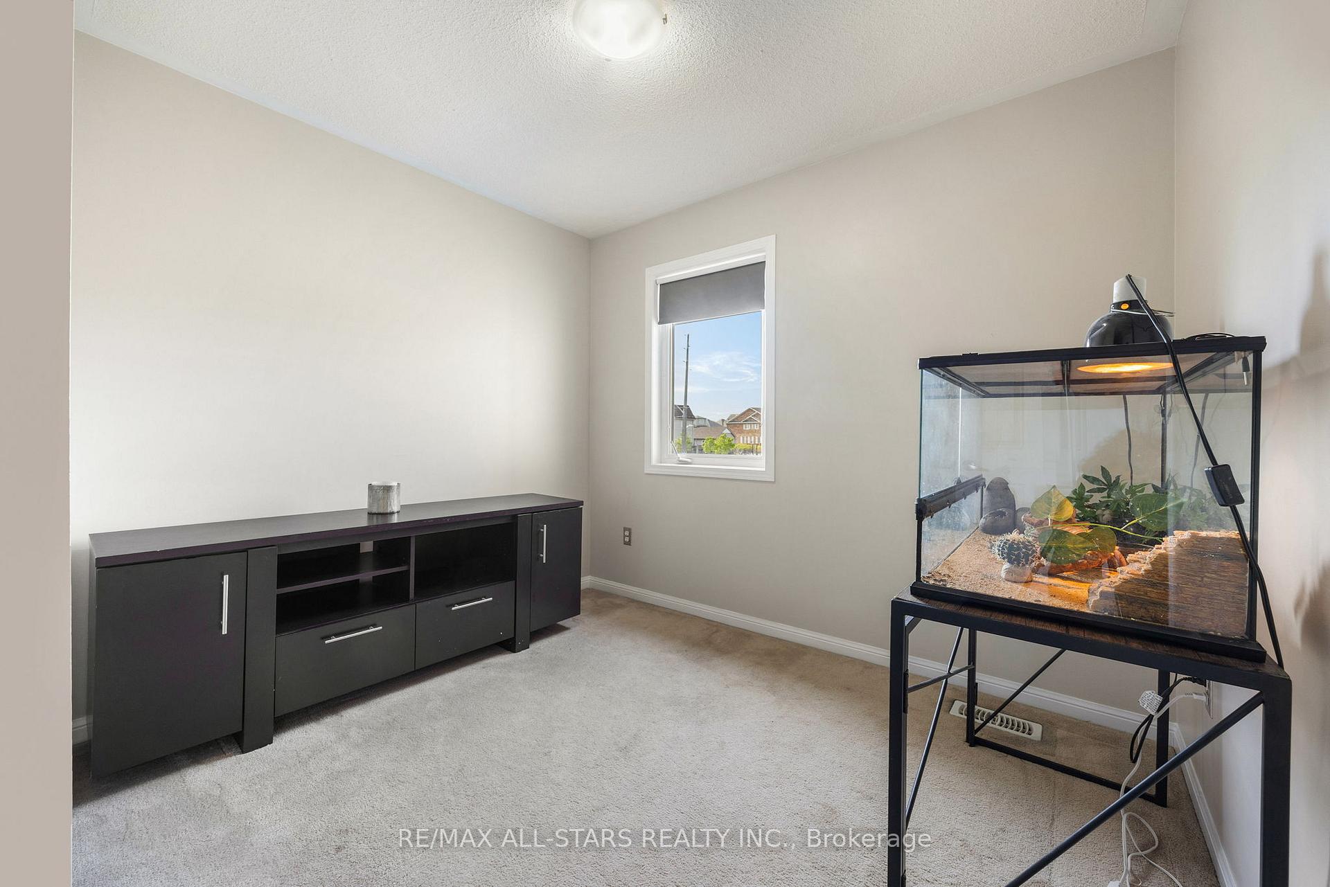 Photo 24 of 68 Gas Lamp Lane, Markham, Cornell — HOMEH