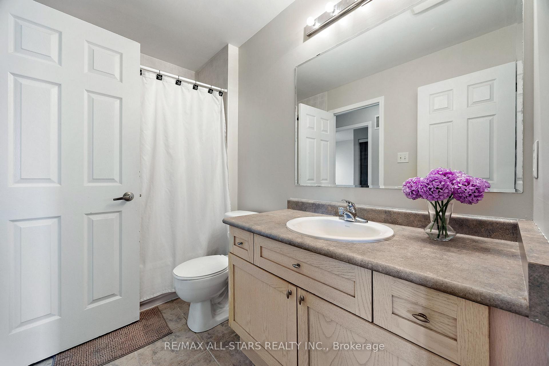 Photo 25 of 68 Gas Lamp Lane, Markham, Cornell — HOMEH