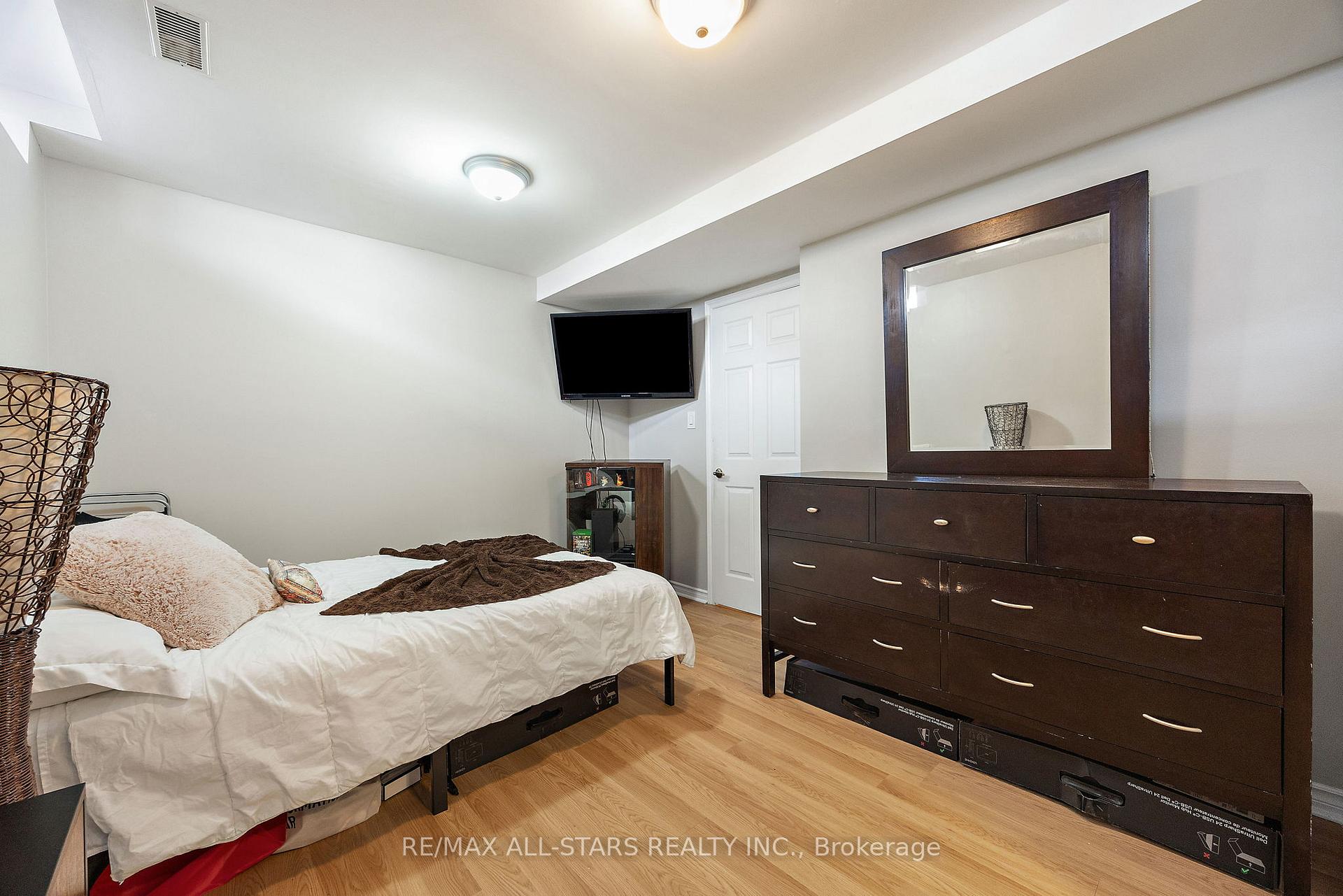 Photo 26 of 68 Gas Lamp Lane, Markham, Cornell — HOMEH