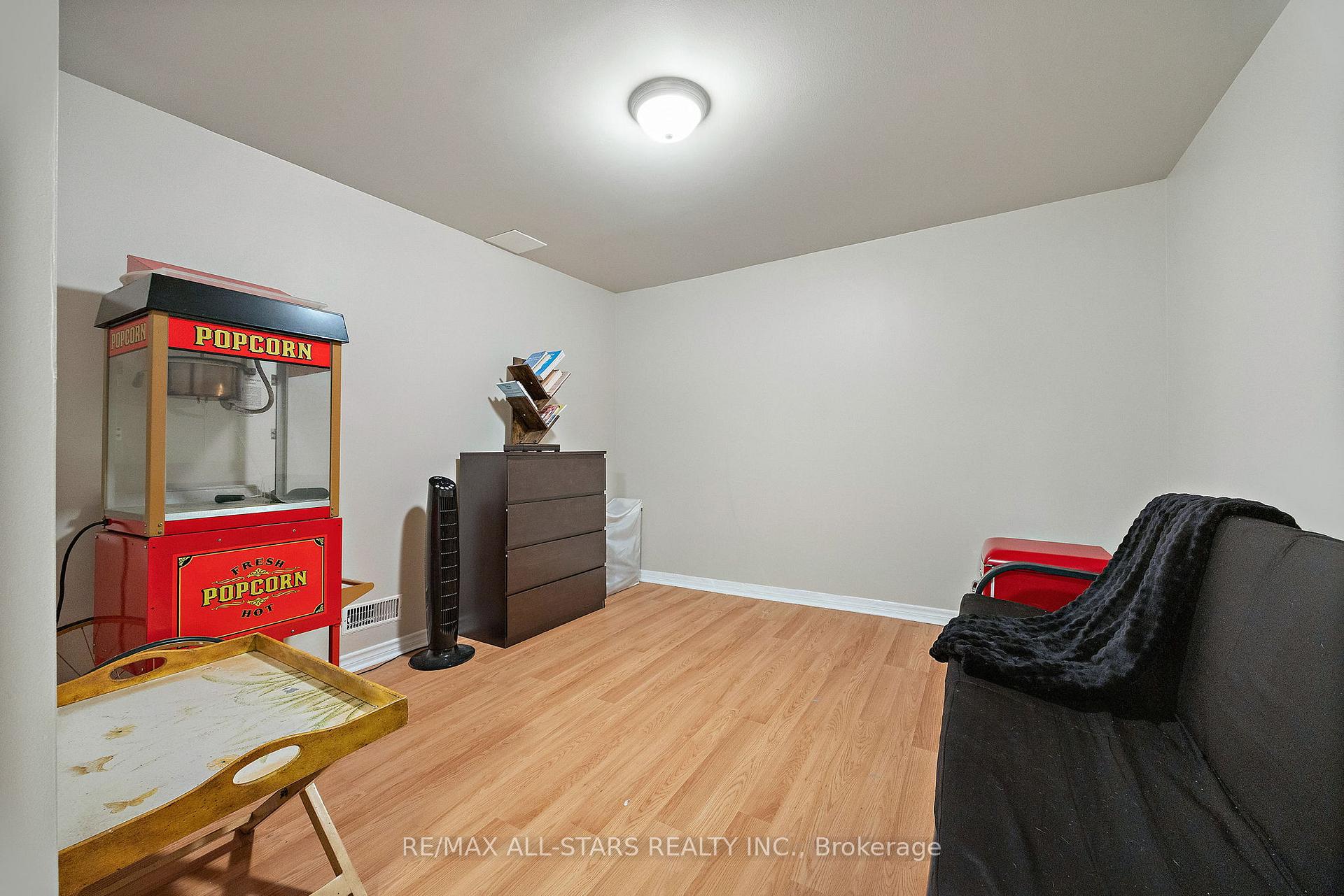 Photo 29 of 68 Gas Lamp Lane, Markham, Cornell — HOMEH