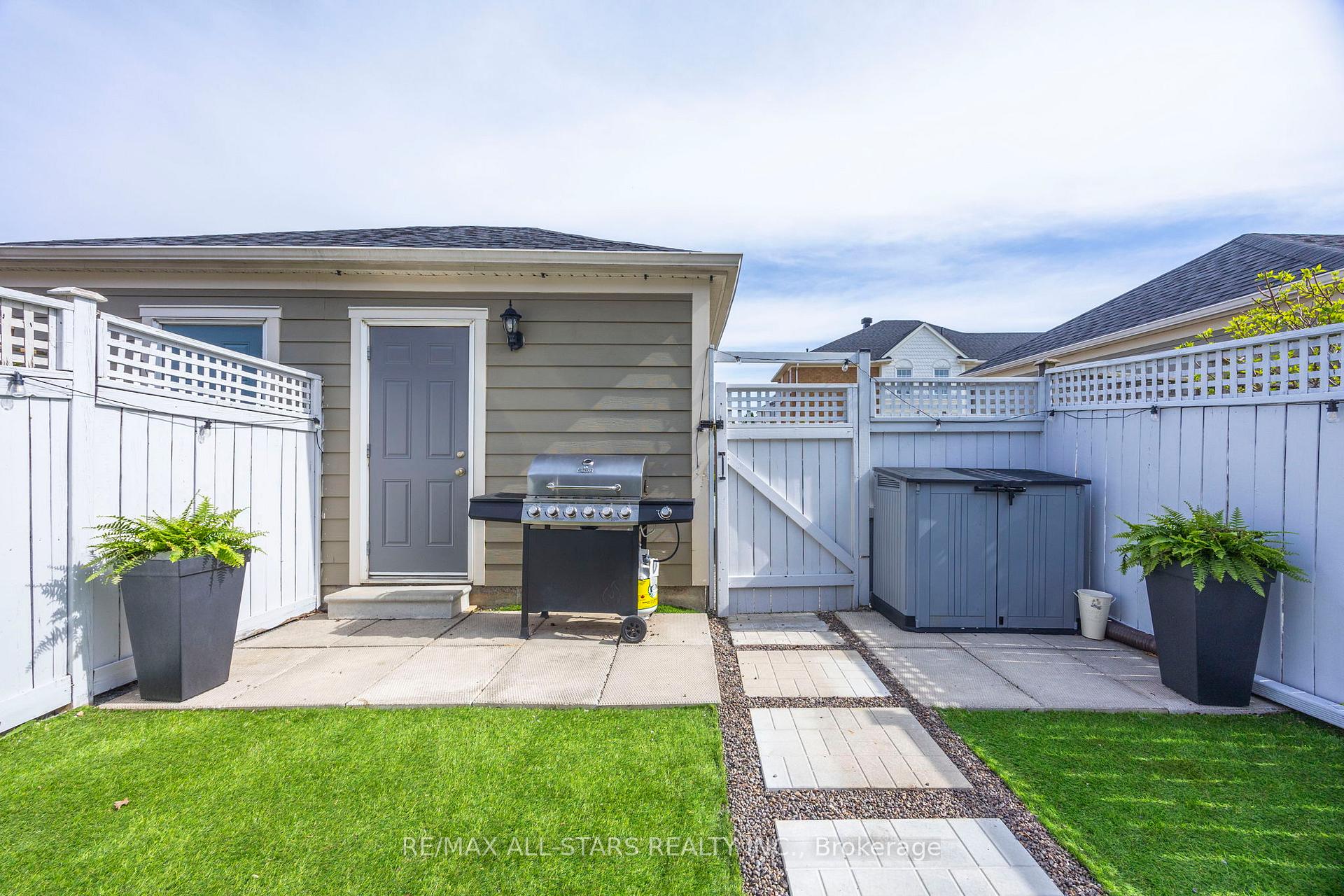 Photo 30 of 68 Gas Lamp Lane, Markham, Cornell — HOMEH