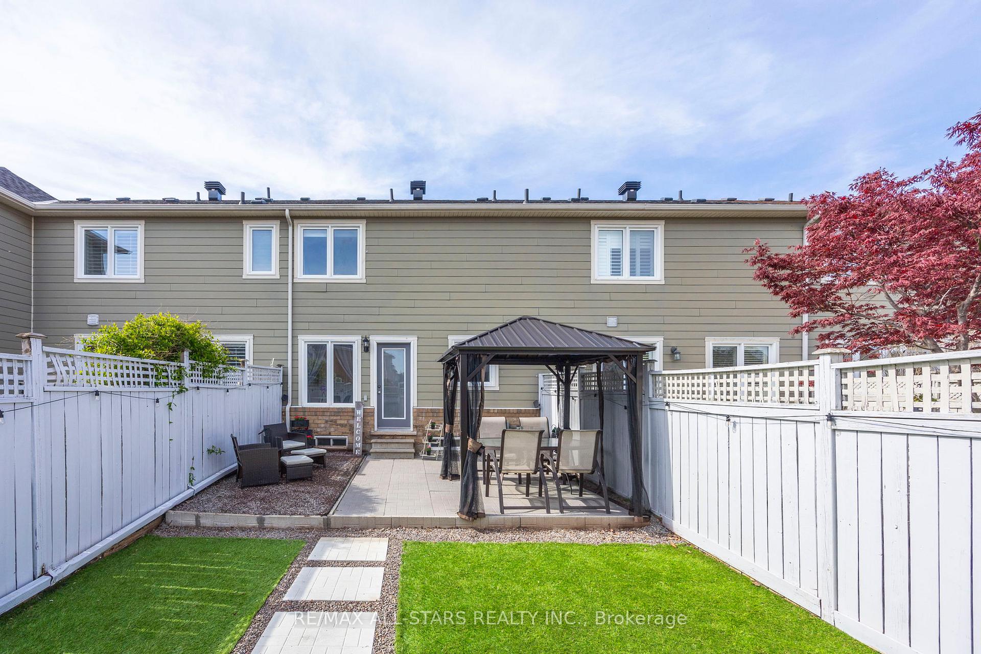 Photo 32 of 68 Gas Lamp Lane, Markham, Cornell — HOMEH