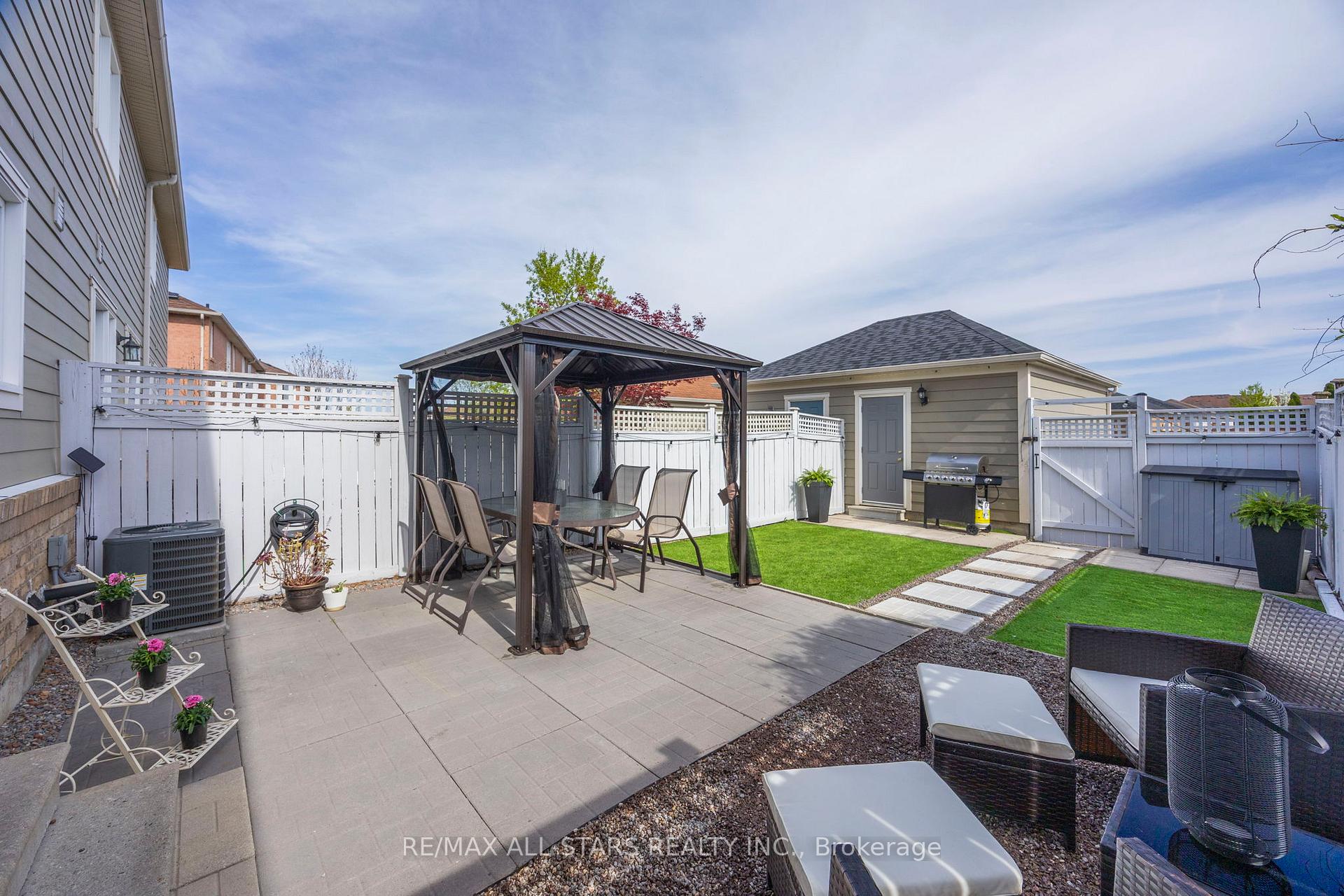 Photo 33 of 68 Gas Lamp Lane, Markham, Cornell — HOMEH