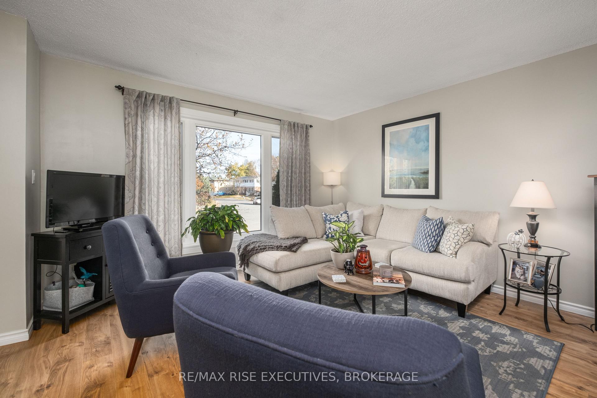 Photo 5 of 1056 Pinewood Place, Kingston, City Northwest — HOMEH
