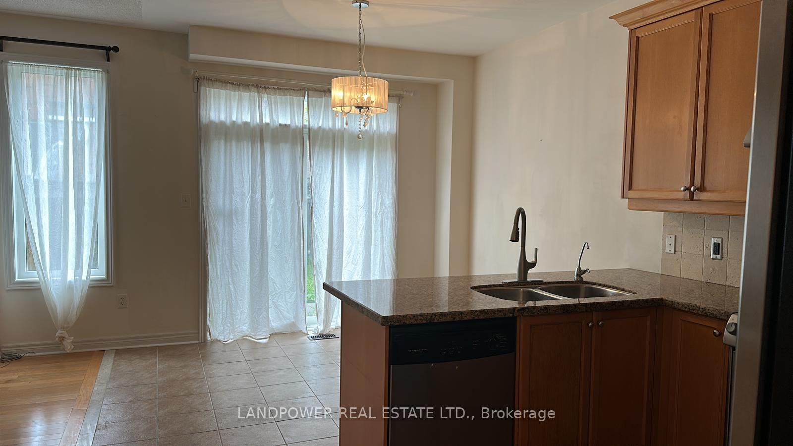Photo 7 of 84 Vine Cliff Boulevard, Markham, Victoria Manor-Jennings Gate — HOMEH