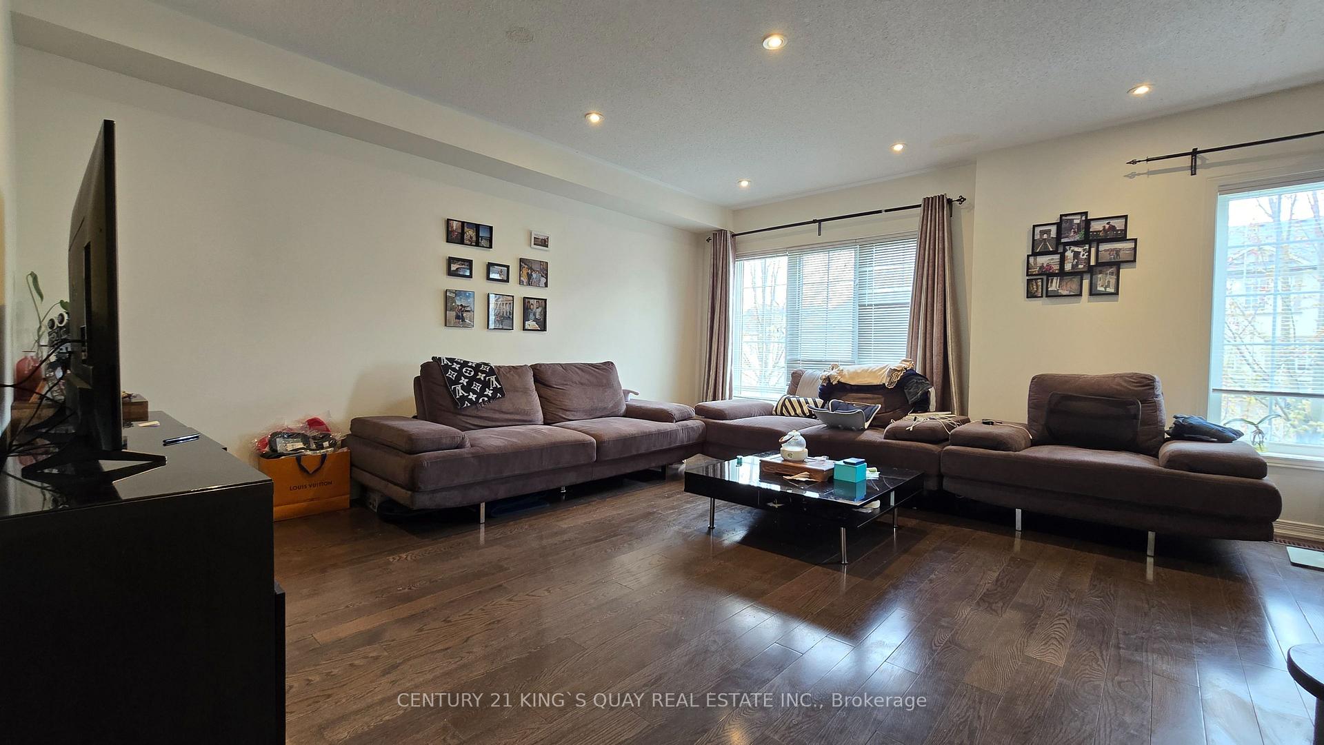 Photo 9 of 23 Prince Charles Way, Markham, Berczy — HOMEH