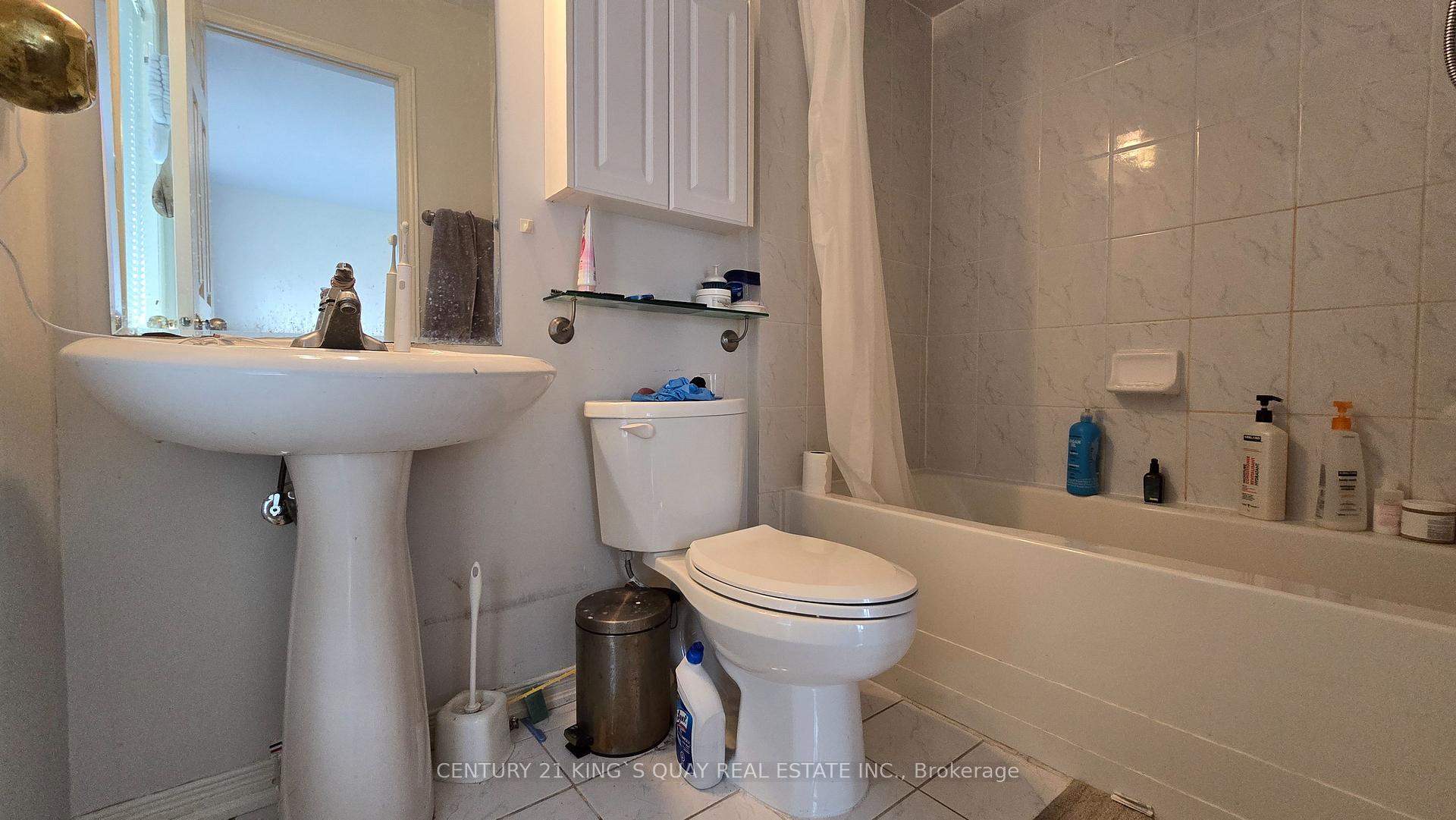 Photo 13 of 23 Prince Charles Way, Markham, Berczy — HOMEH