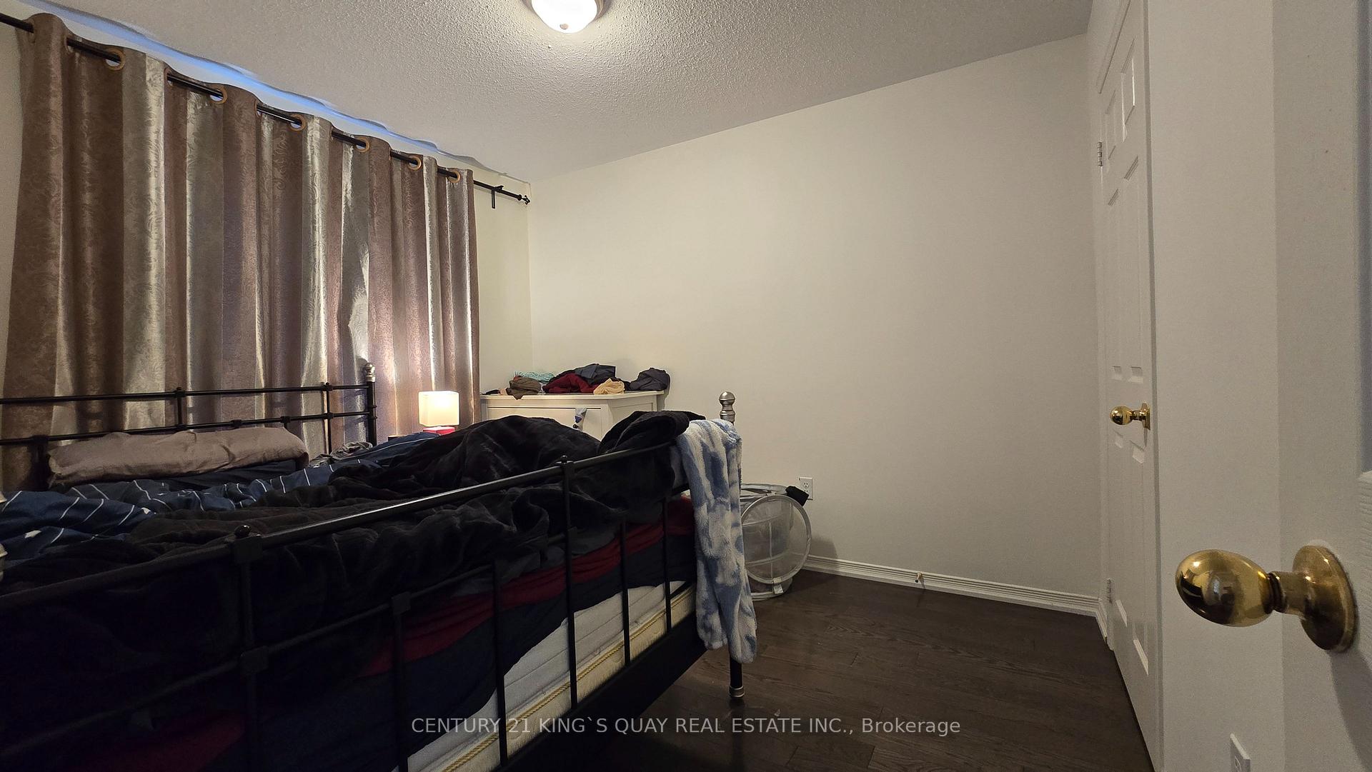 Photo 15 of 23 Prince Charles Way, Markham, Berczy — HOMEH