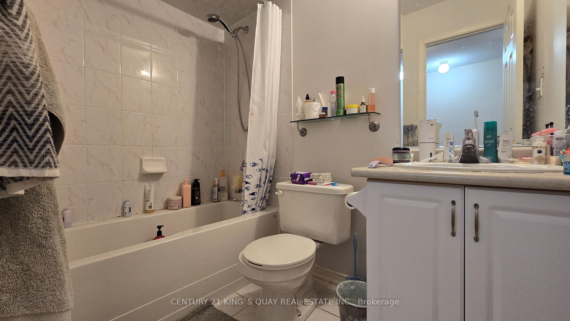 Photo 16 of 23 Prince Charles Way, Markham, Berczy — HOMEH