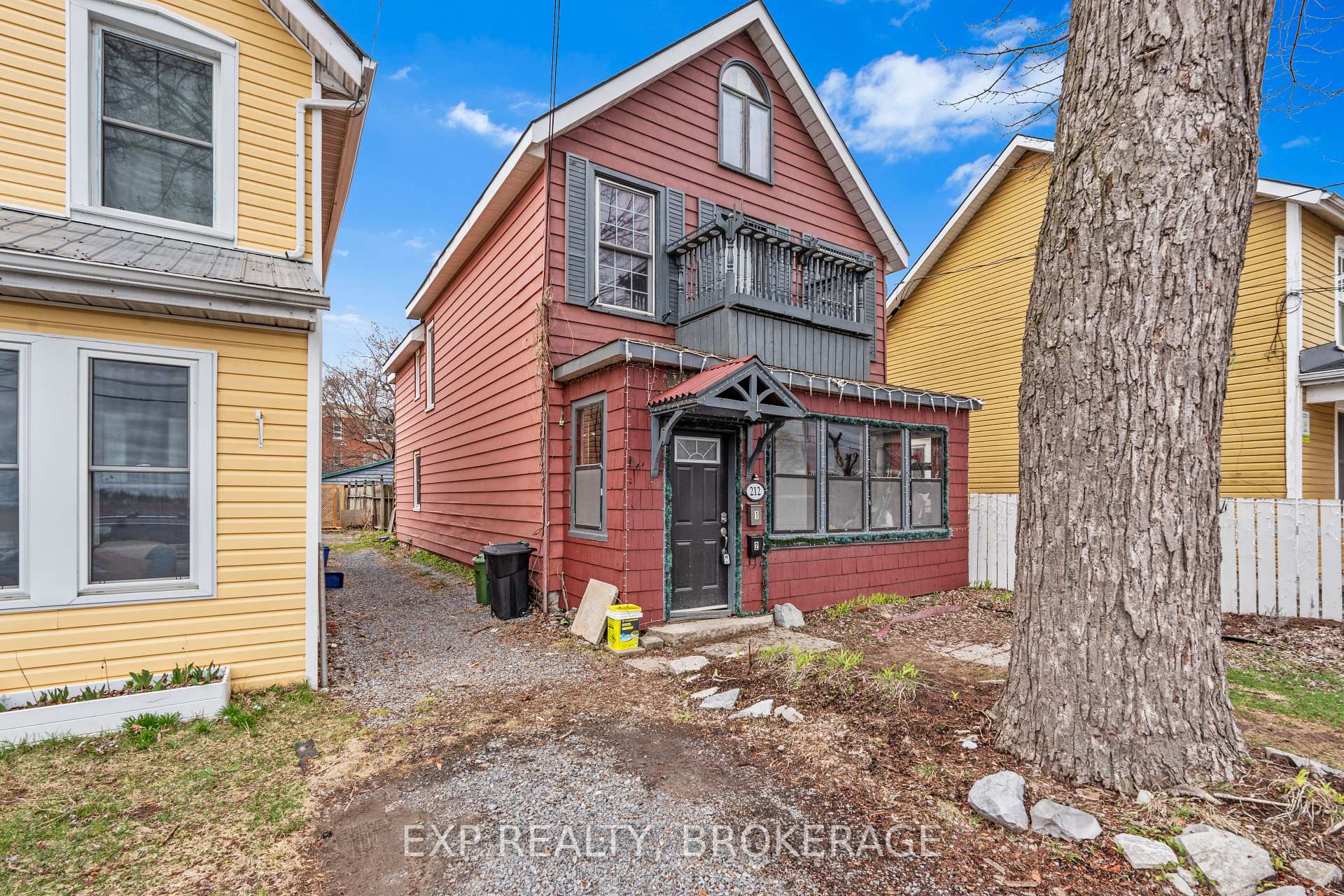 Front of 212 Rideau Street