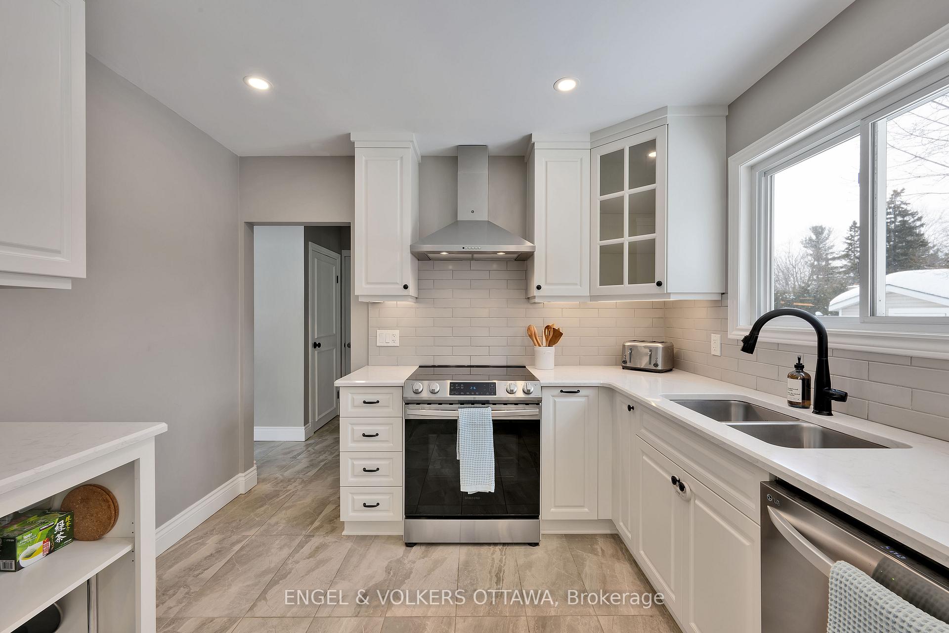 Photo 10 of 129 Abbeyhill Drive N, Ottawa, Kanata - Glencairn/Hazeldean — HOMEH