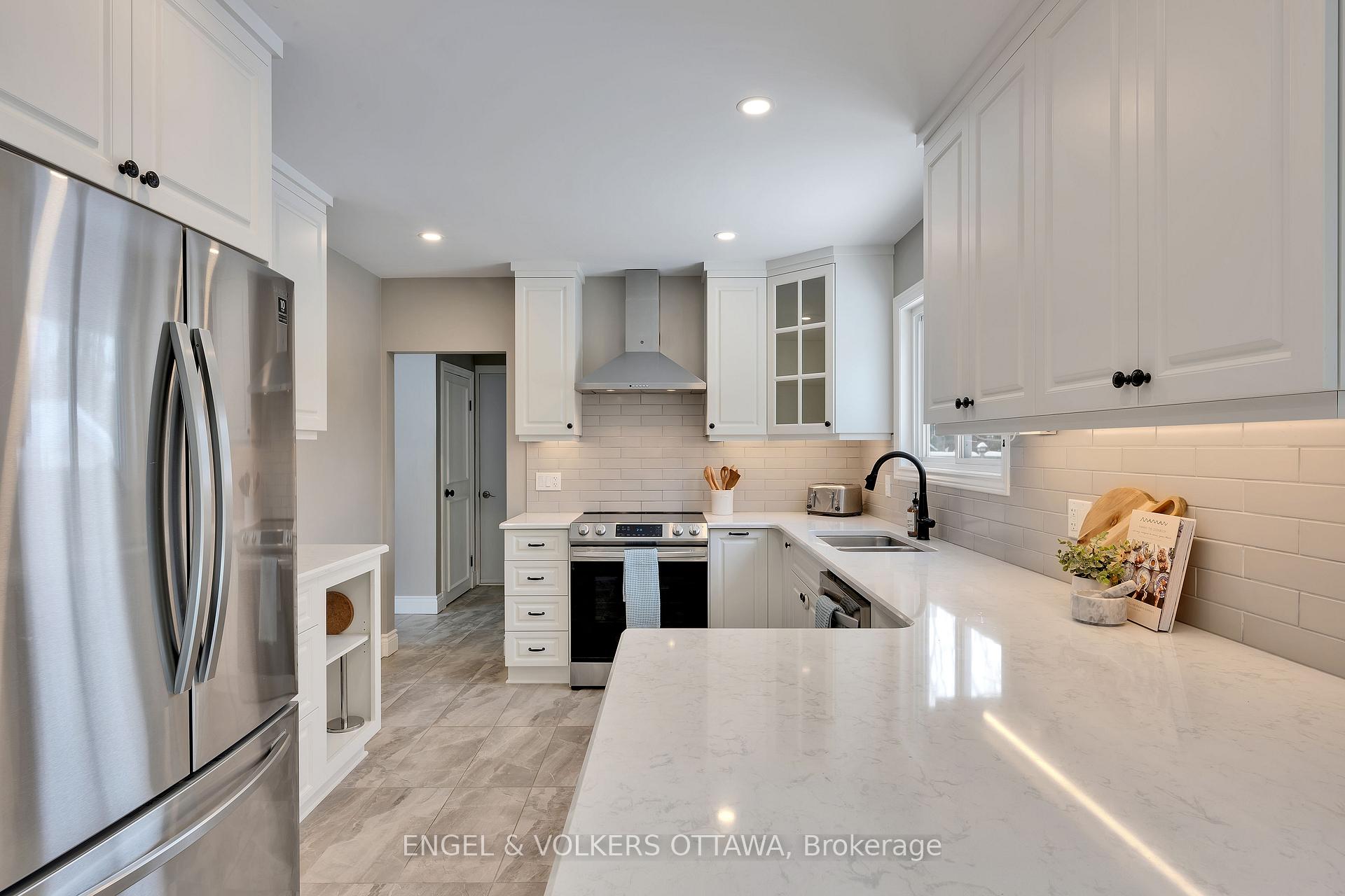 Photo 15 of 129 Abbeyhill Drive N, Ottawa, Kanata - Glencairn/Hazeldean — HOMEH