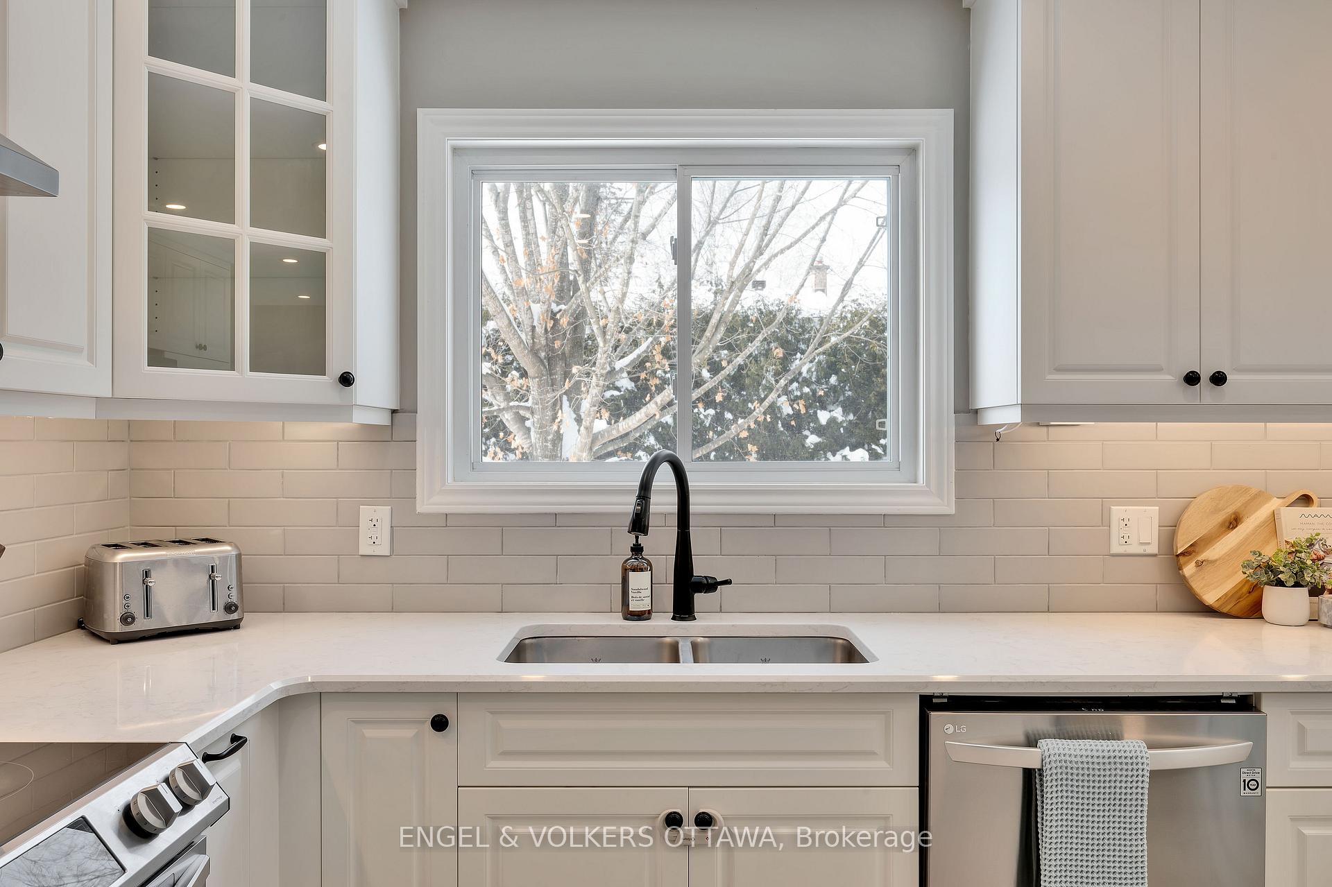 Photo 17 of 129 Abbeyhill Drive N, Ottawa, Kanata - Glencairn/Hazeldean — HOMEH