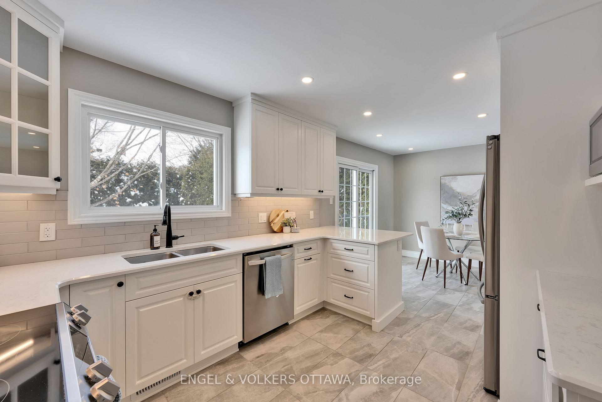 Photo 18 of 129 Abbeyhill Drive N, Ottawa, Kanata - Glencairn/Hazeldean — HOMEH