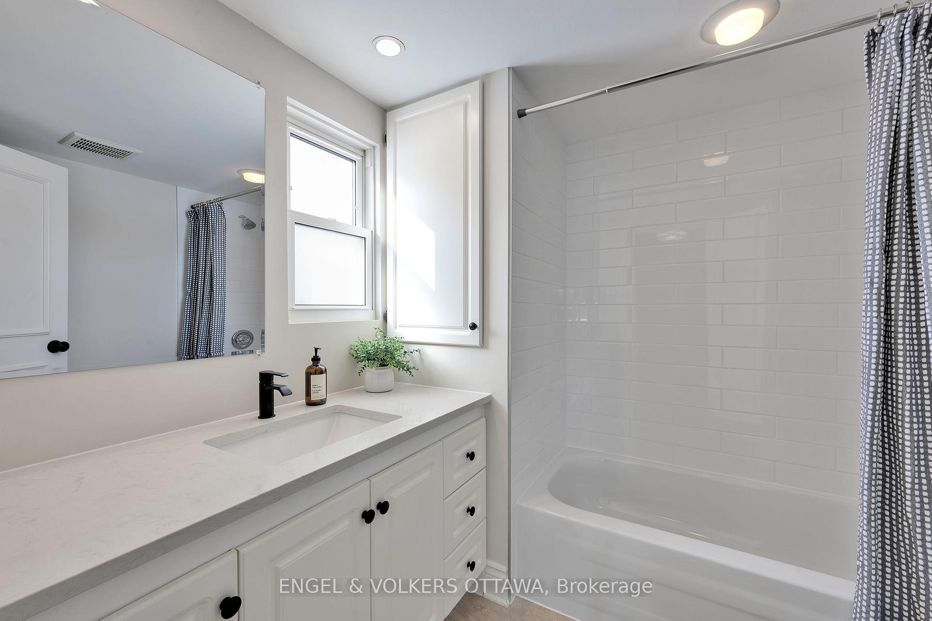 Photo 23 of 129 Abbeyhill Drive N, Ottawa, Kanata - Glencairn/Hazeldean — HOMEH