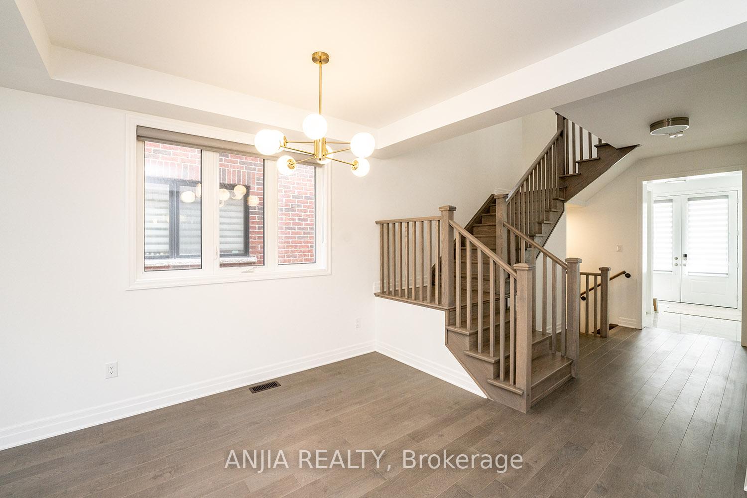 Photo 3 of 47 Berczy Manor Crescent, Markham, Rural Markham — HOMEH