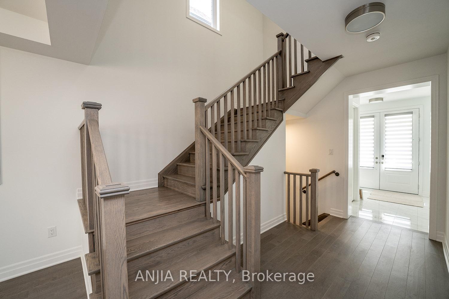 Photo 4 of 47 Berczy Manor Crescent, Markham, Rural Markham — HOMEH