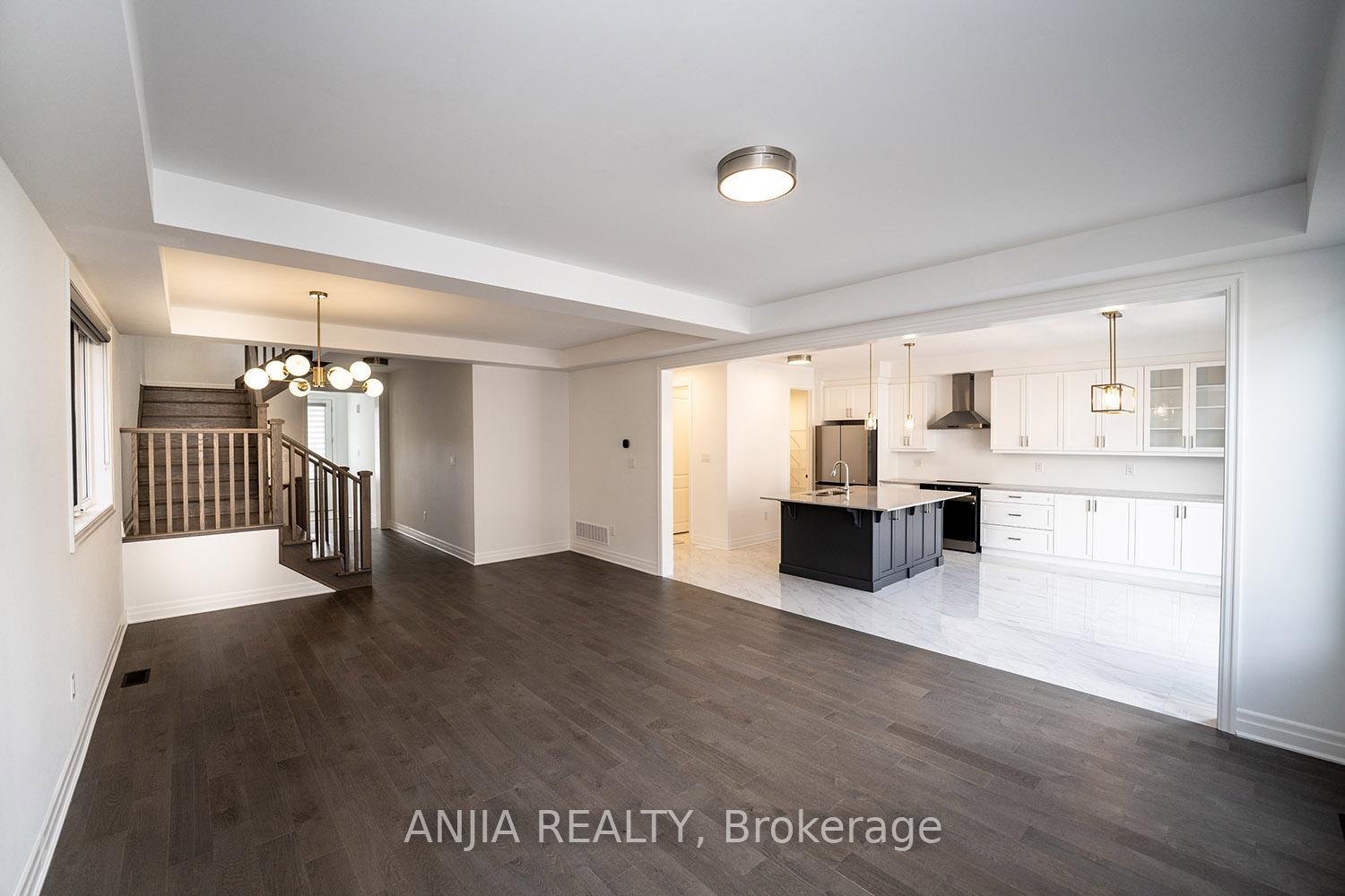 Photo 5 of 47 Berczy Manor Crescent, Markham, Rural Markham — HOMEH