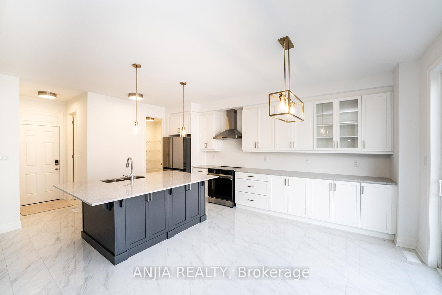 Photo 7 of 47 Berczy Manor Crescent, Markham, Rural Markham — HOMEH