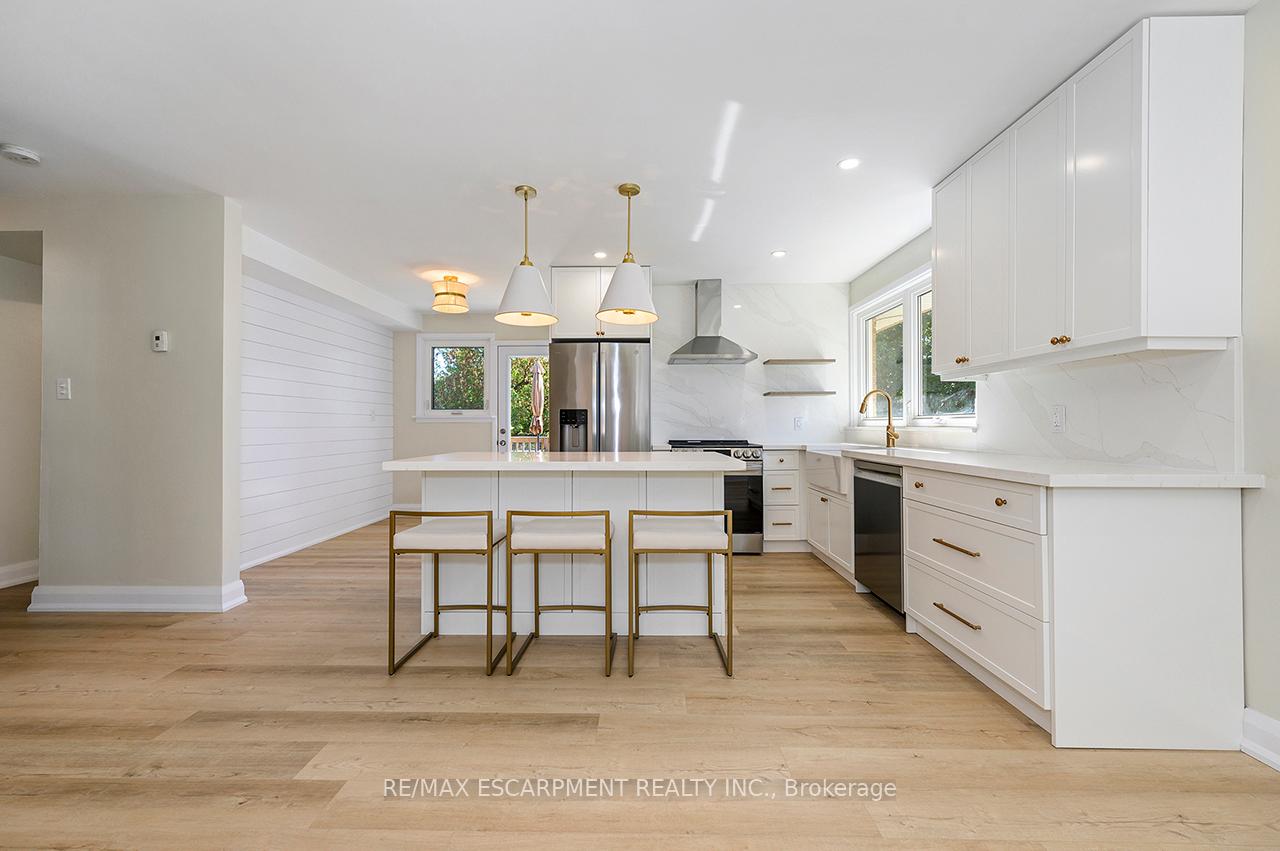 Photo 2 of 207 Elmwood Crescent, Milton, Bronte Meadows — HOMEH
