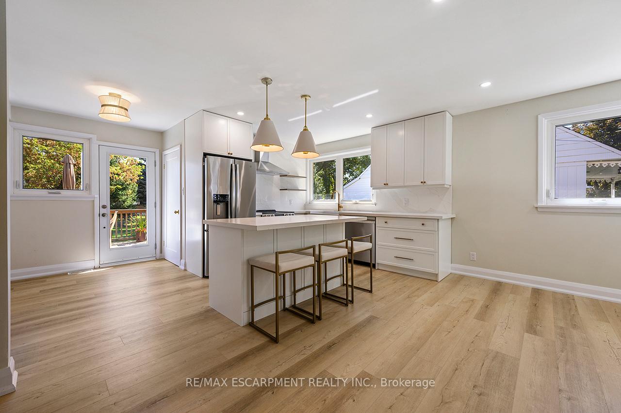 Photo 3 of 207 Elmwood Crescent, Milton, Bronte Meadows — HOMEH