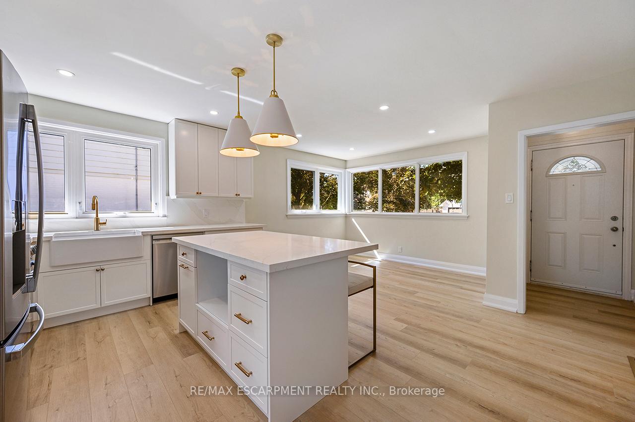 Photo 6 of 207 Elmwood Crescent, Milton, Bronte Meadows — HOMEH