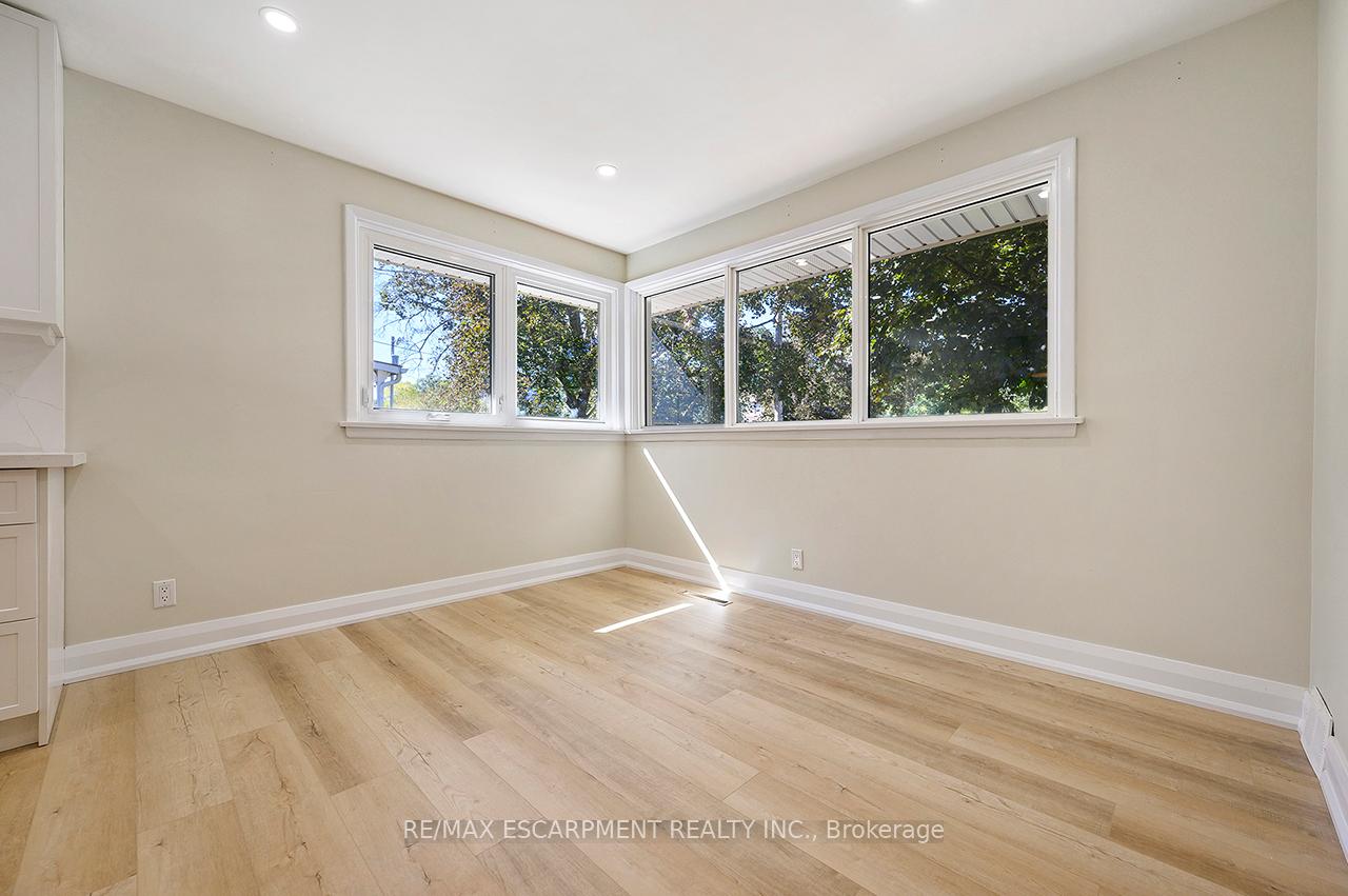 Photo 17 of 207 Elmwood Crescent, Milton, Bronte Meadows — HOMEH
